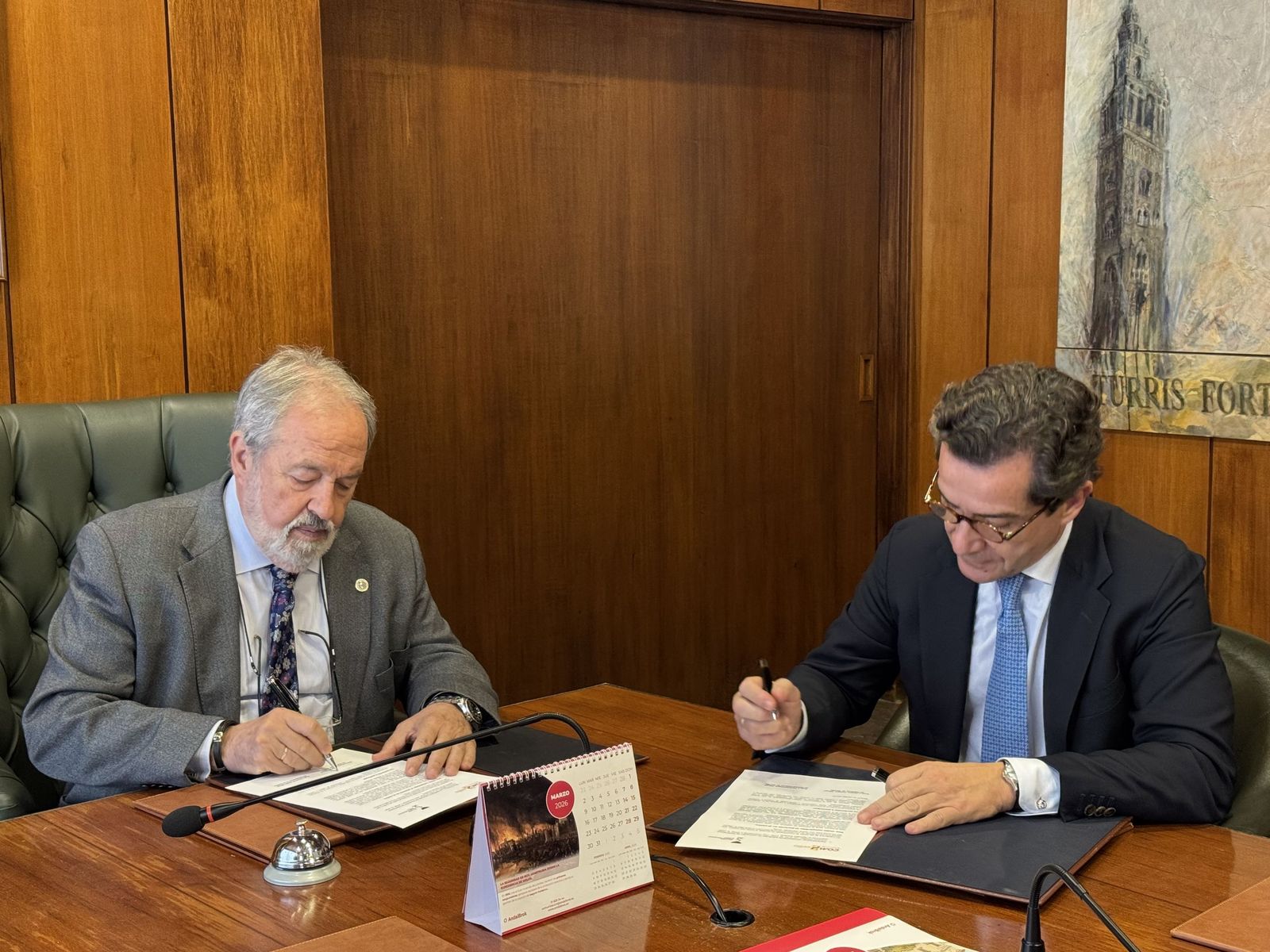 Alfonso Carmona y Jaime Román, durante la firma del acuerdo.