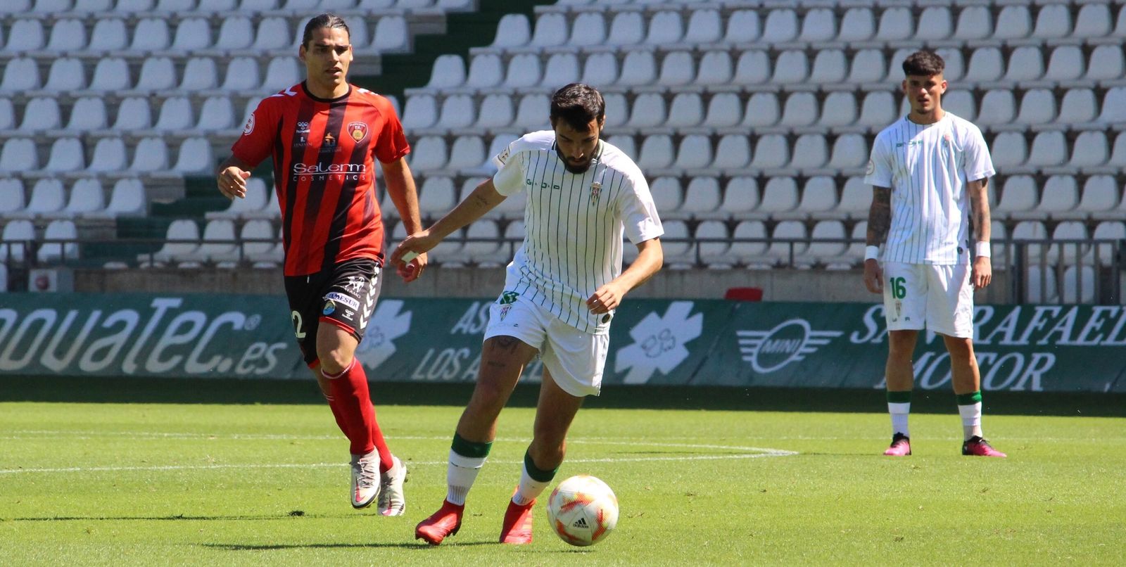 Abreu controla el balón superando a Rubén Jurado, en el Córdoba B - Salerm Puente Genil de la fase regular.