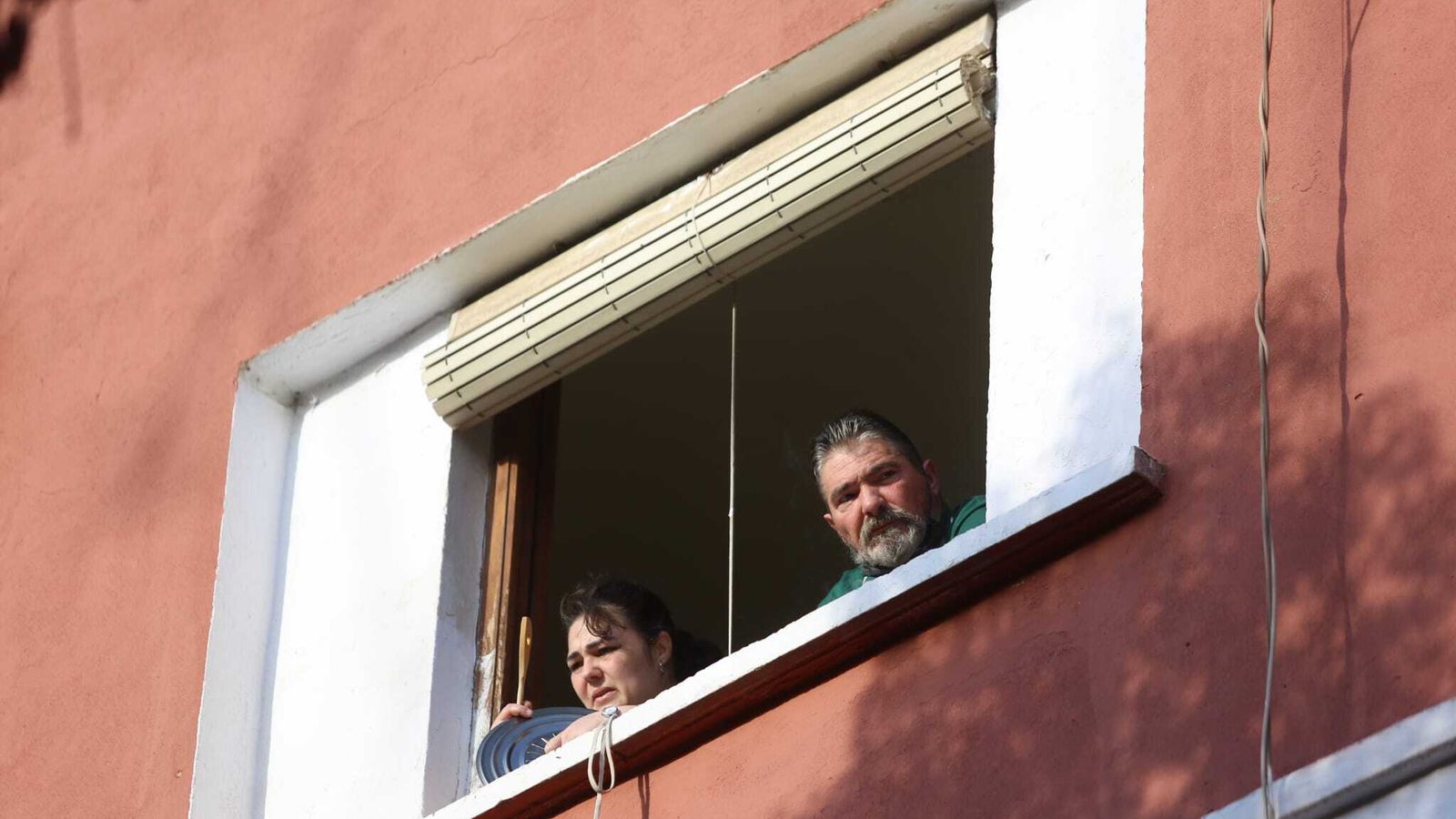 Carmen y Carlos contemplan desde su ventana a la espera de noticias de las negociaciones para parar su desahucio.