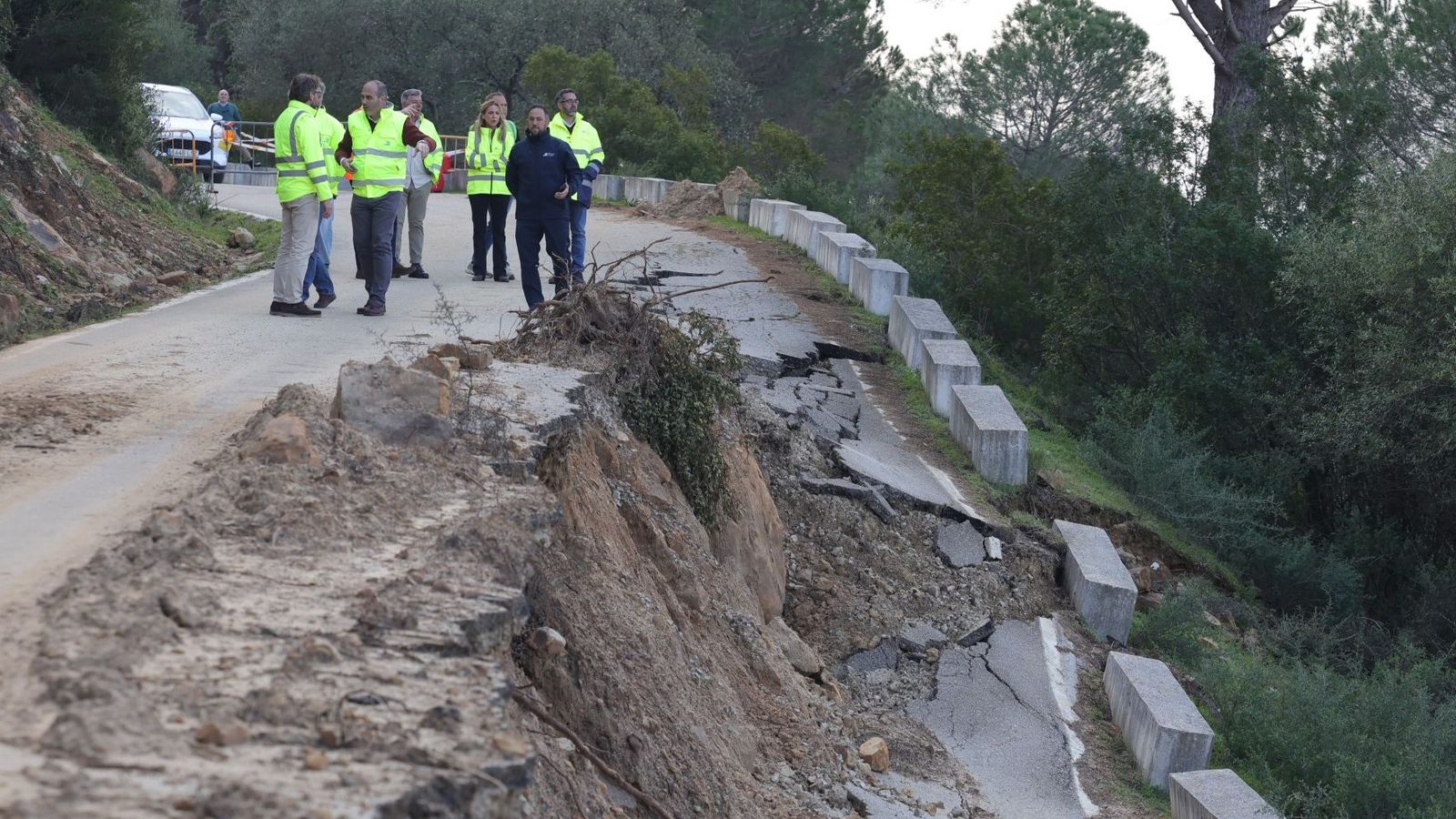 La presidenta de la Diputación, acompañada por los alcaldes, en su visita a Jimena y Tesorillo
