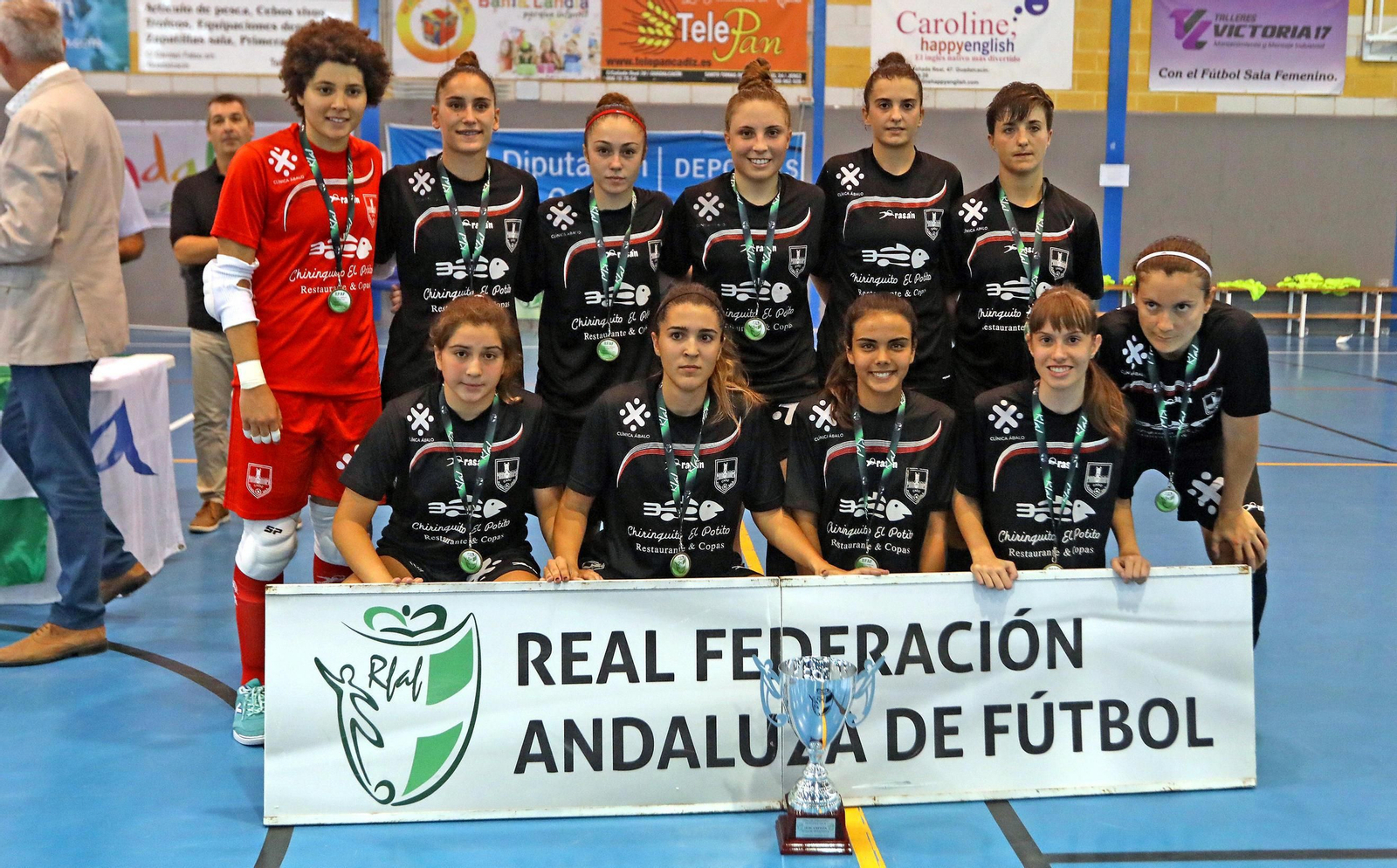 Las jugadoras del Cádiz FS posan con las medallas y el trofeo de subcampeonas.
