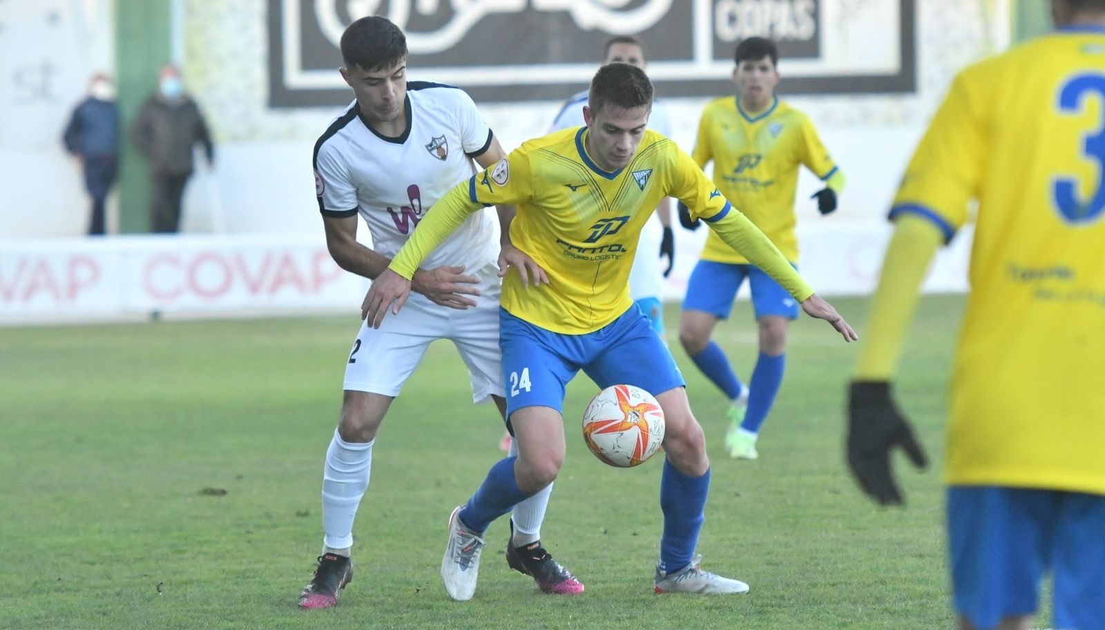 Ángel Lara presiona a un jugador del Tomares.