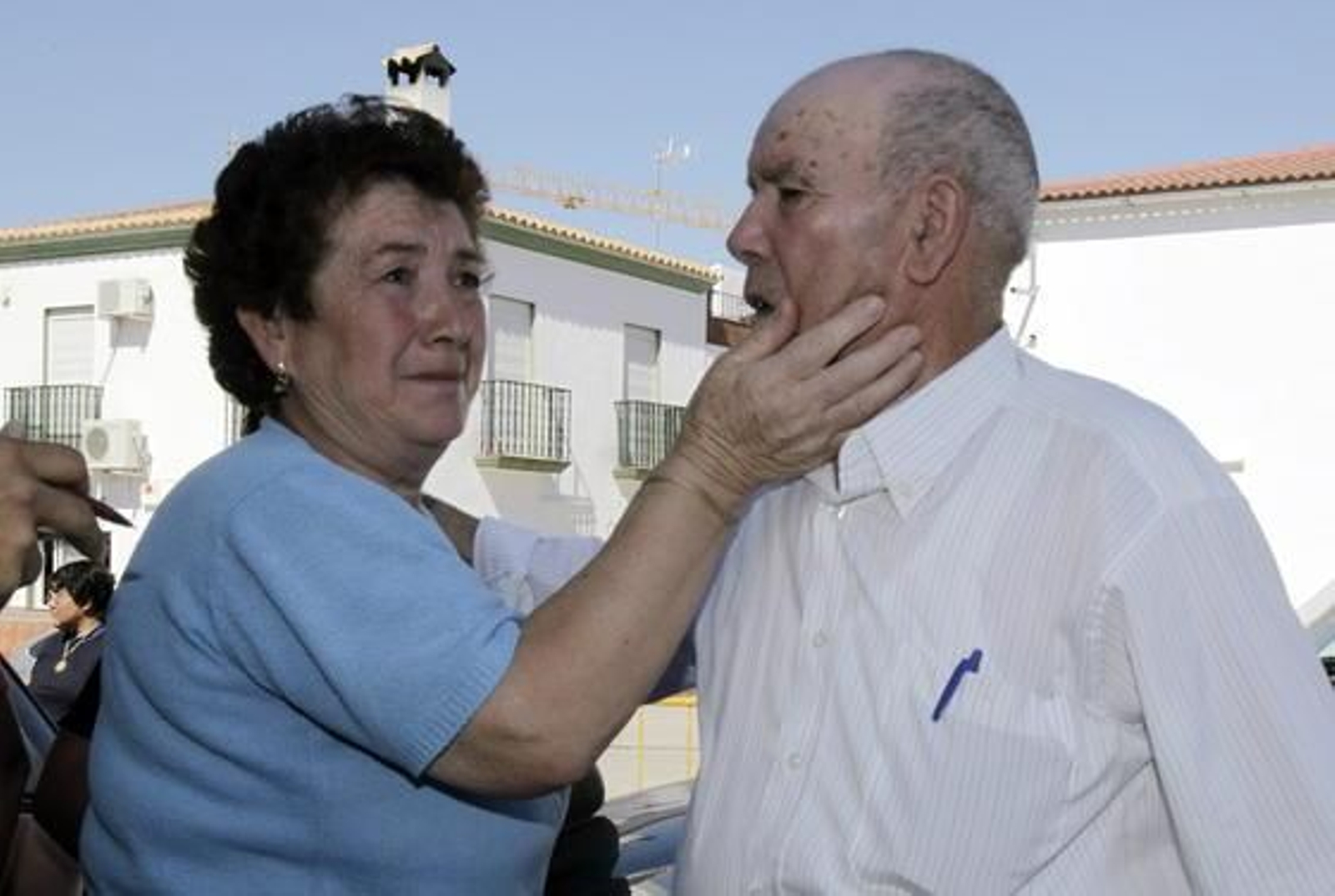 Fernando Bermúdez, padre de Guadalupe, recibe el consuelo de un familiar.

Foto: B. Vargas / Efe