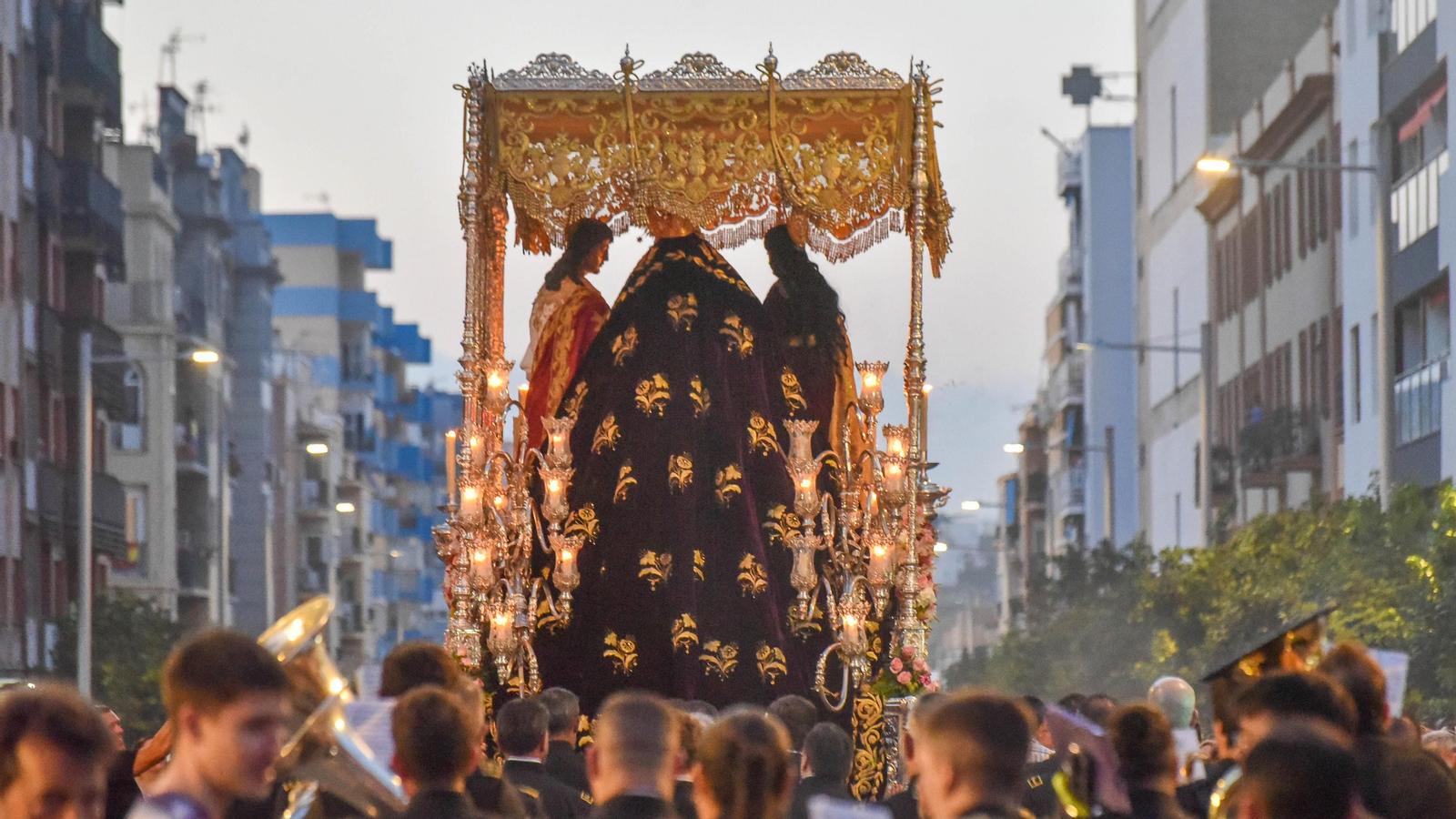 La Magna Mariana de Algeciras por la calle Convento, en imagenes