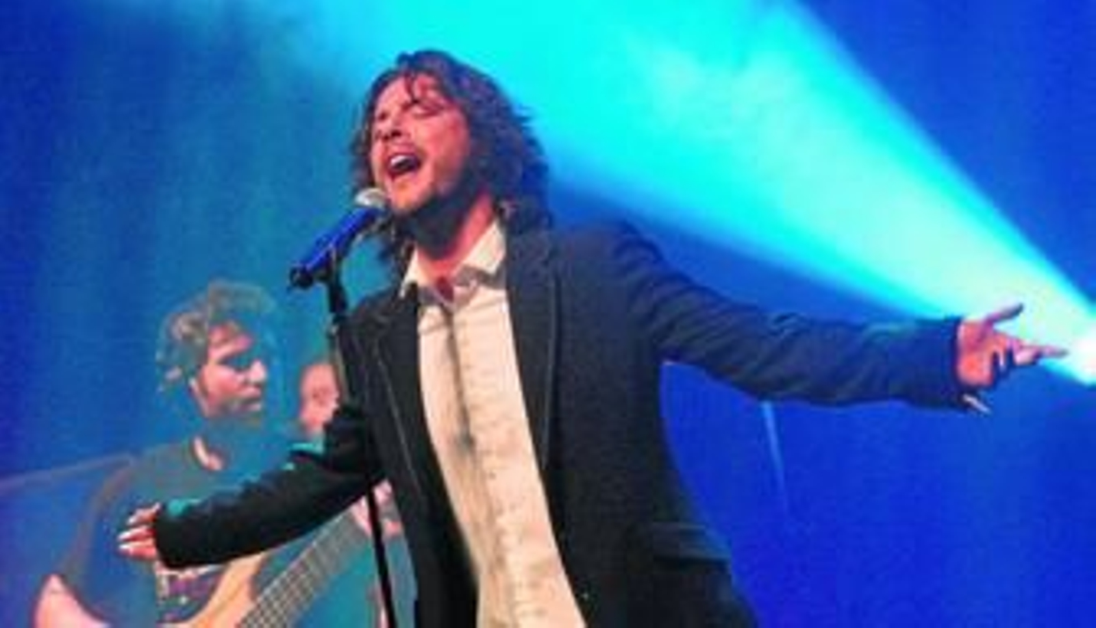 El cantante Manuel Carrasco, en un momento de su actuación en el Palacio de Congresos de La Línea.