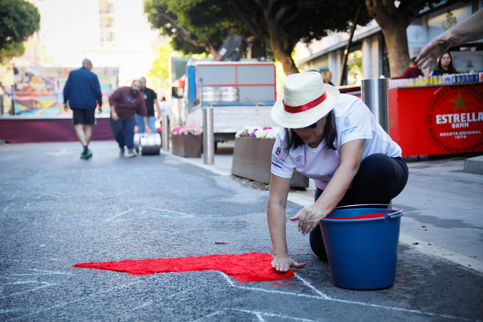 Así es la alfombra de serrín de 60 metros en el Paseo de Almería, en imágenes.