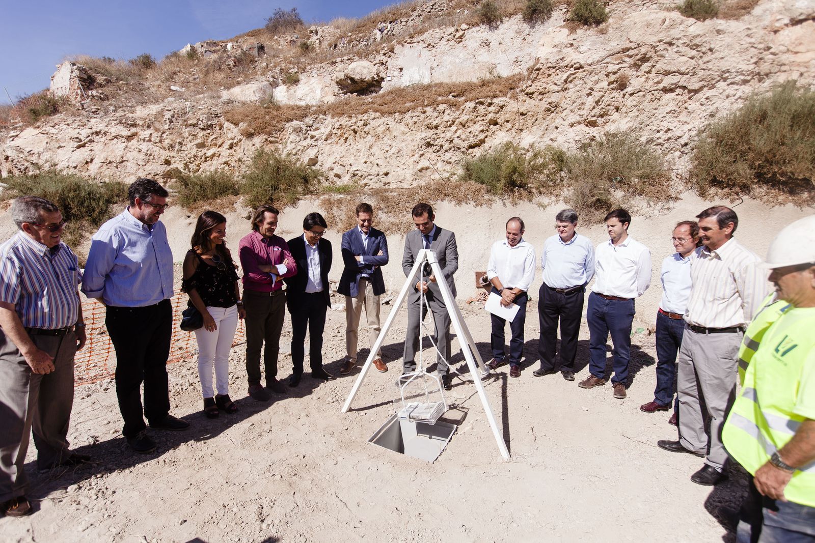 El alcalde colocó la primera piedra de la Gerencia en septiembre.