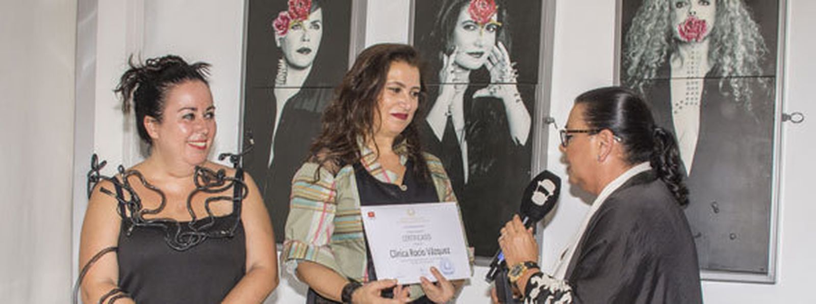 Las dos premiadas junto a una de las performances que animaron el evento. / AGENCIAS