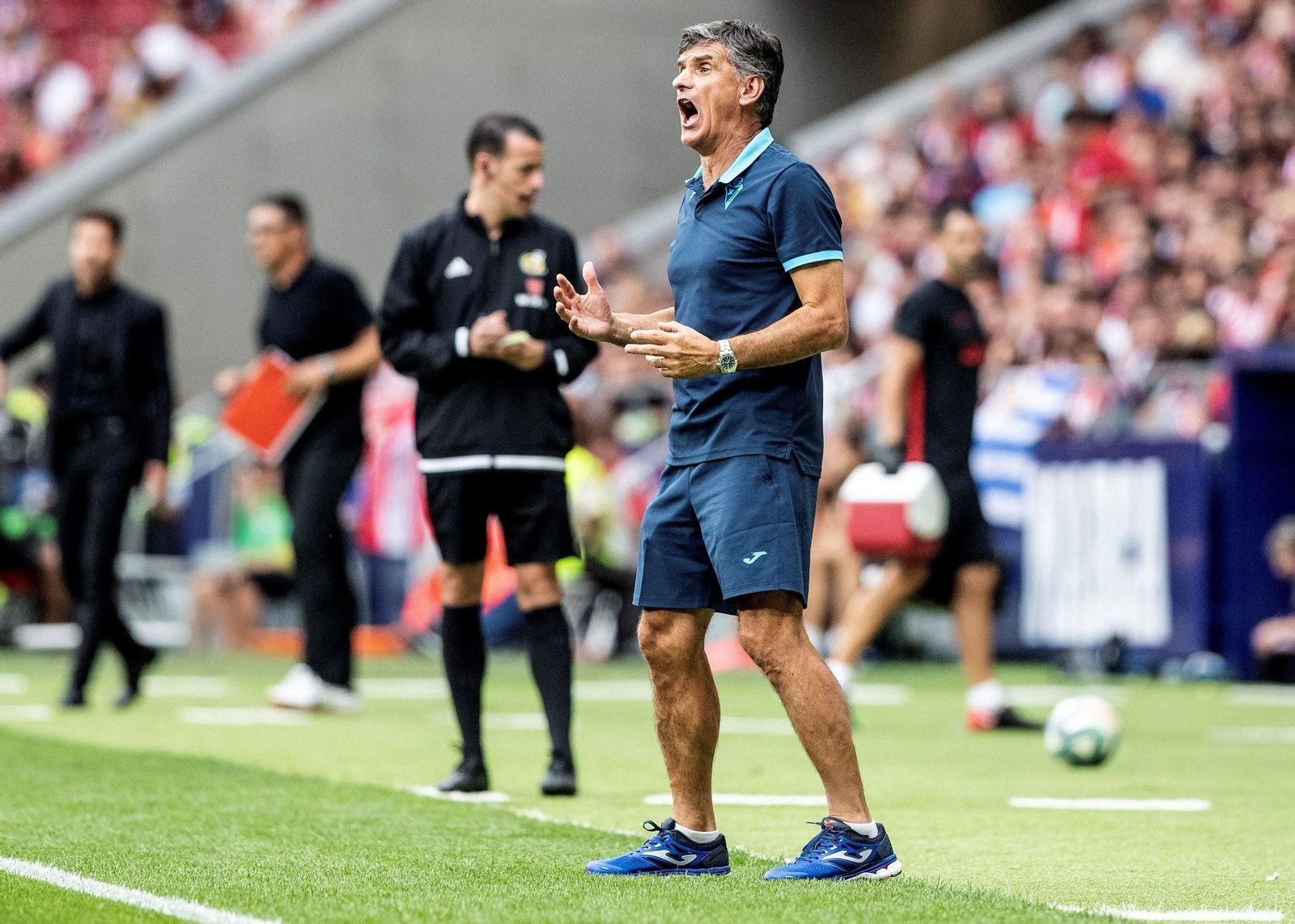 Mendilibar da instrucciones durante un partido.