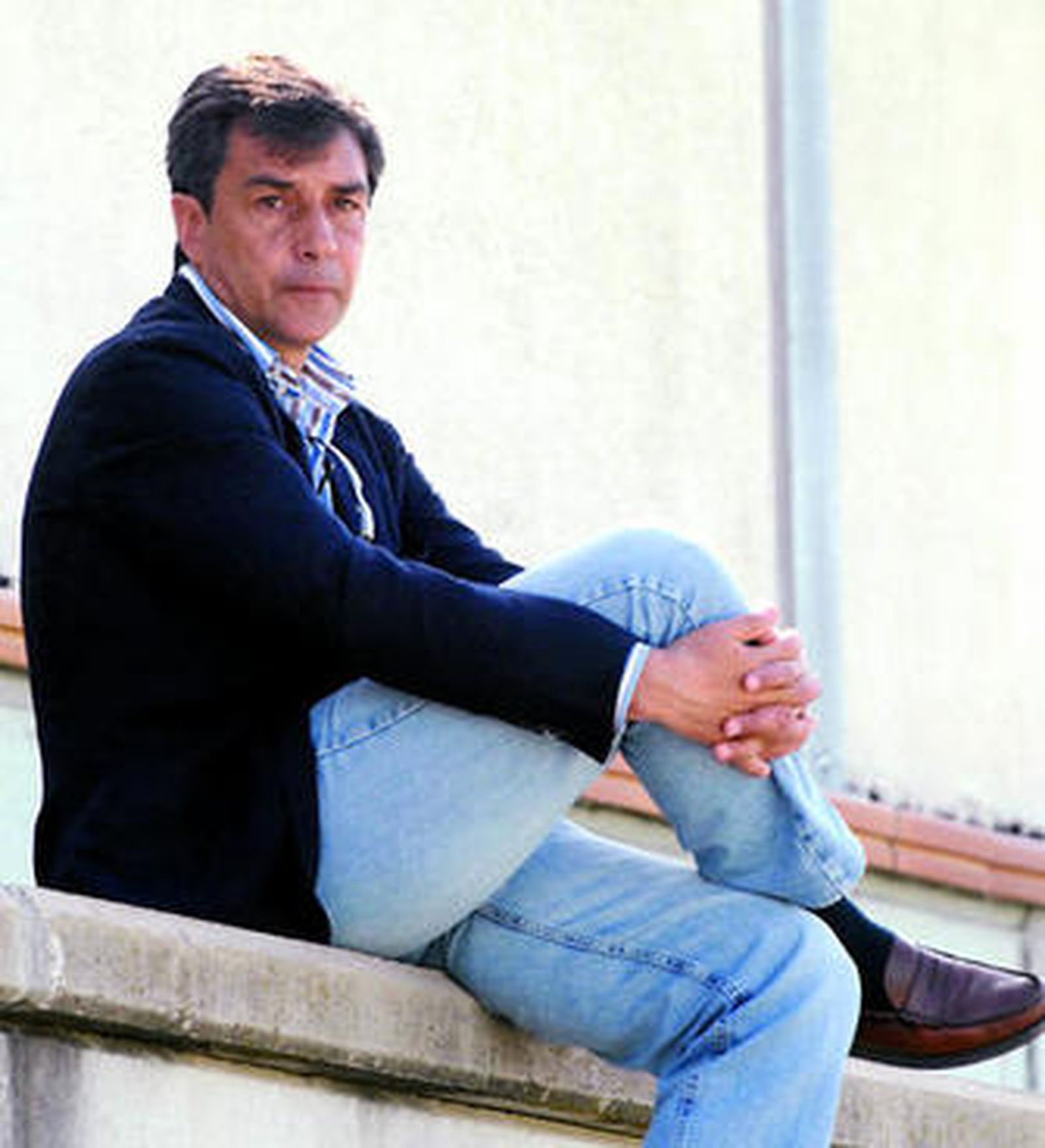 José María Nogués, en la grada de la ciudad deportiva durante un entrenamiento del primer equipo.