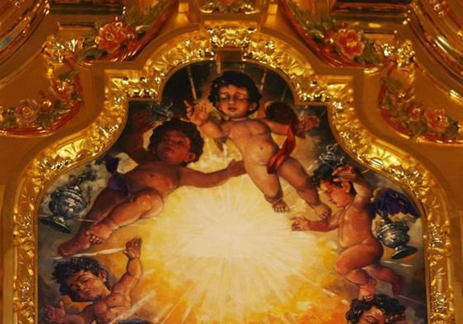 Mármol, bronce y madera son los materiales que forman el monumental retablo que acogerá al Cristo de la Expiración.

Foto: Victoria Hidalgo