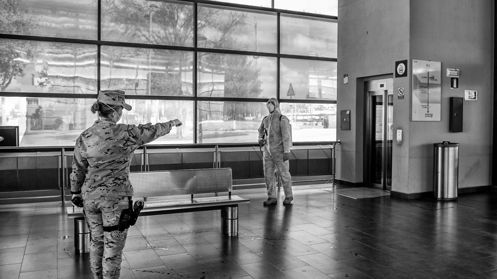 Soldados de la Operación Balmis en la estación de Renfe.
