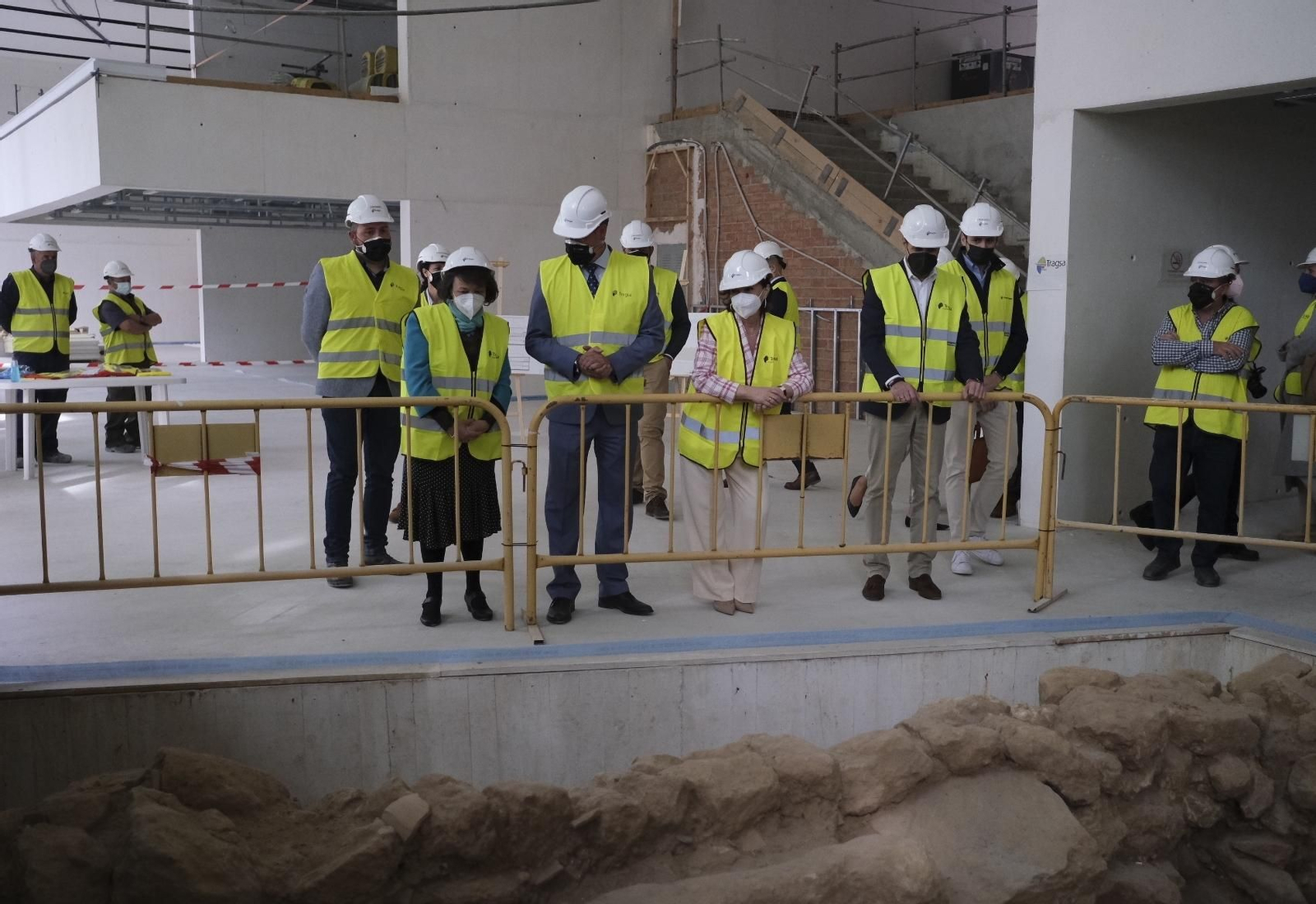 La visita de Carmen Calvo a las obras de la Biblioteca del Estado Grupo Cántico de Córdoba, en imágenes