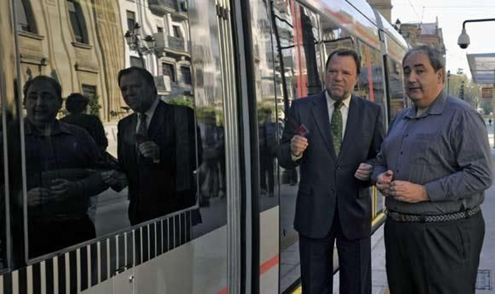 Las nuevas unidades del tranvía ya circulan por la Avenida