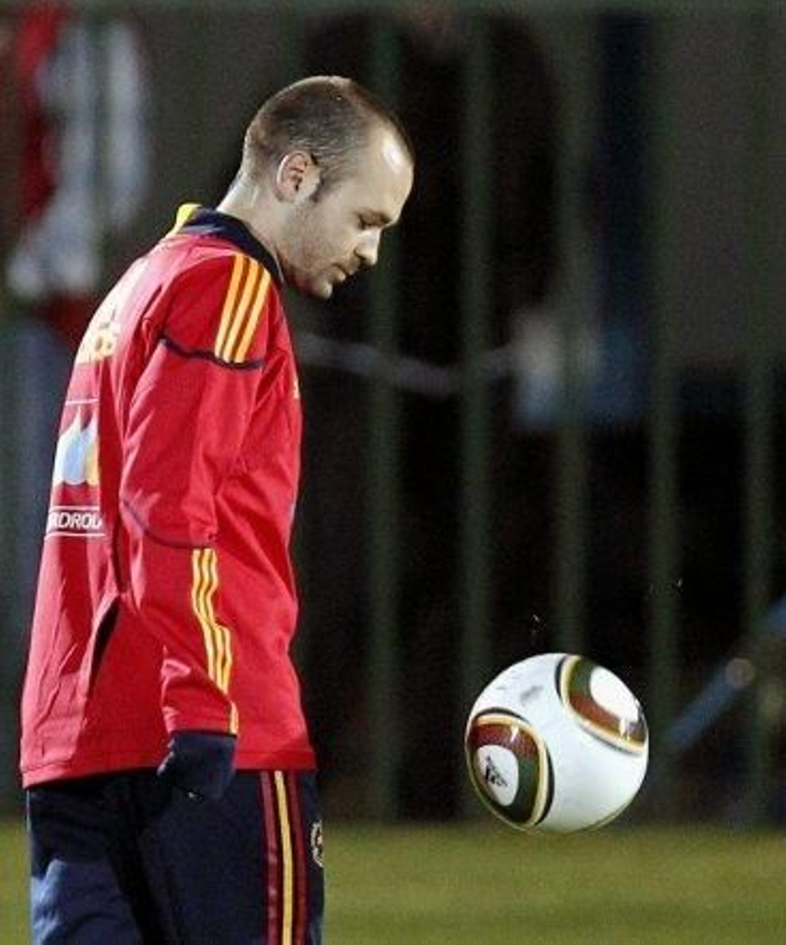 Iniesta se sigue entrenando al margen del grupo