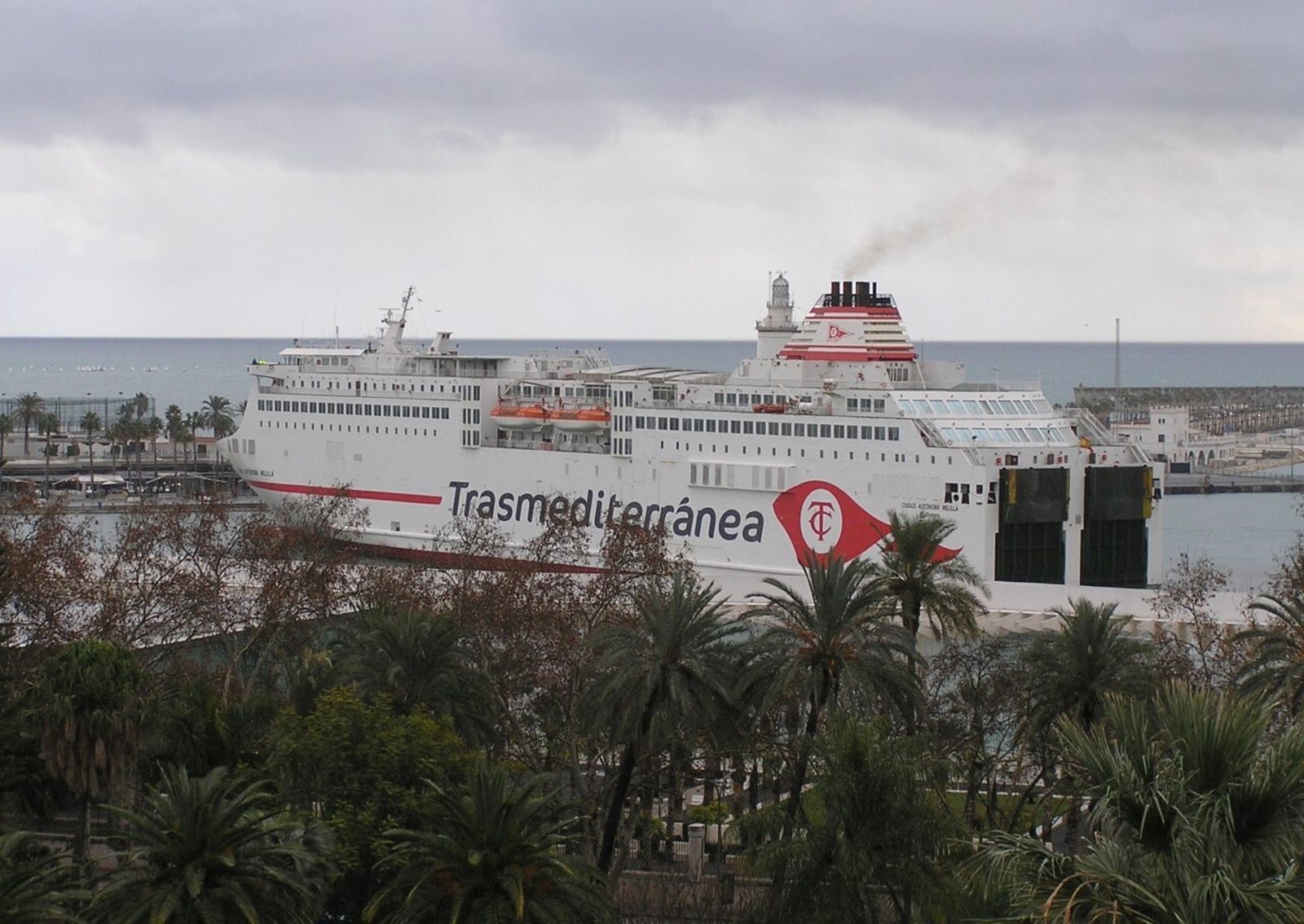 Ferry de Trasmediterránea maniobrando en el puerto de Málaga.