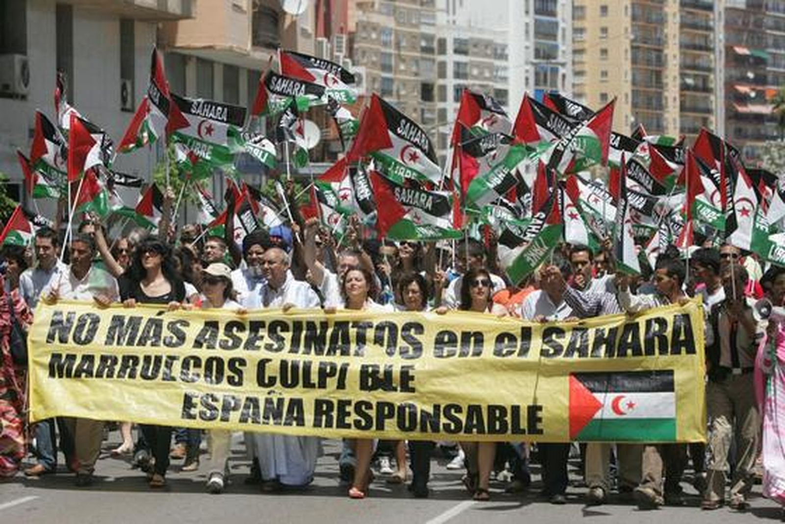 Unas 200 personas reclaman el Sahara libre antes el Consulado de Marruecos donde les responden unos 30 marroquíes gritando y besando la bandera de su país./Fotos:J.M.Quiñones

Foto: J.M.Q.