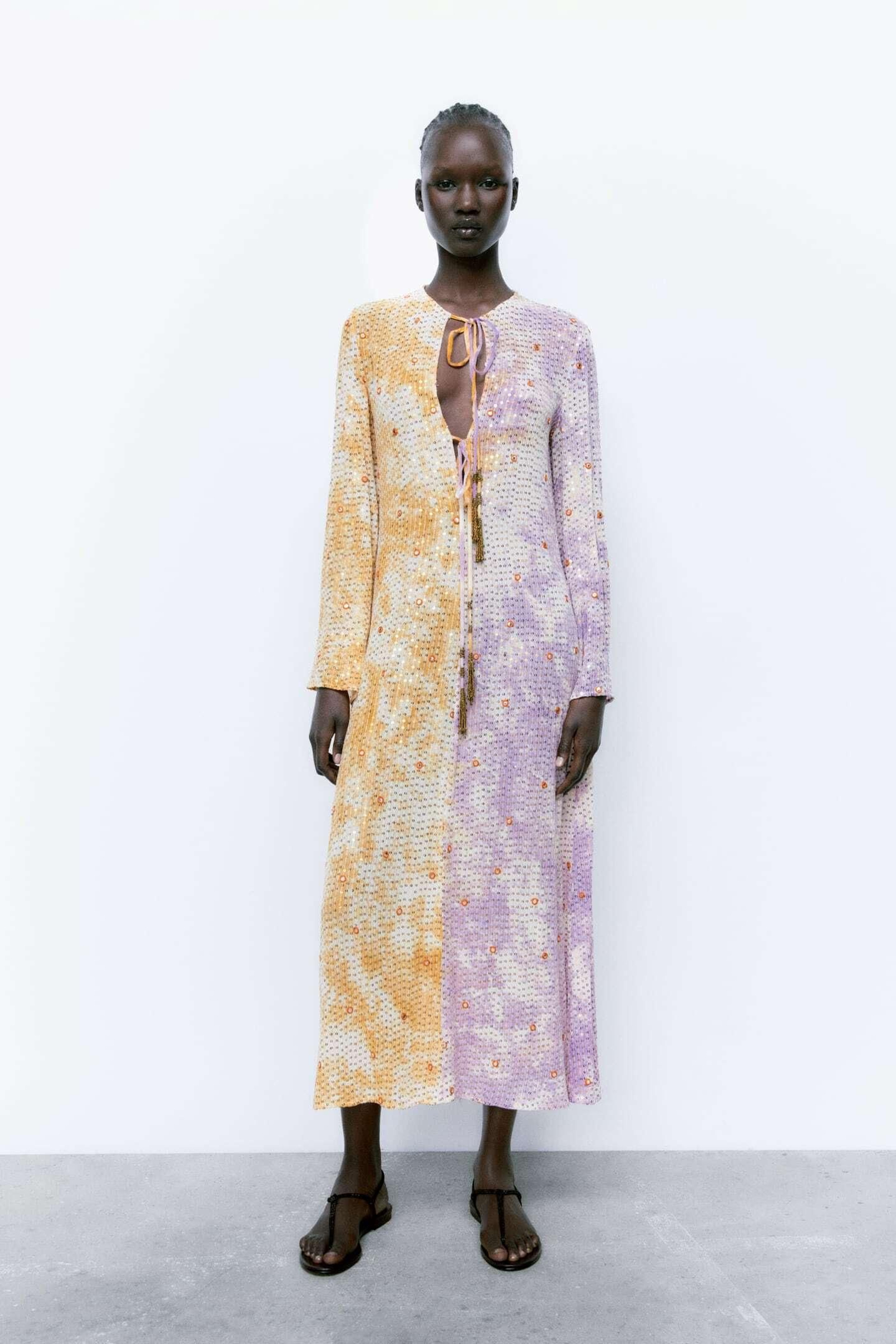 Vestido de lentejuelas de Zara.