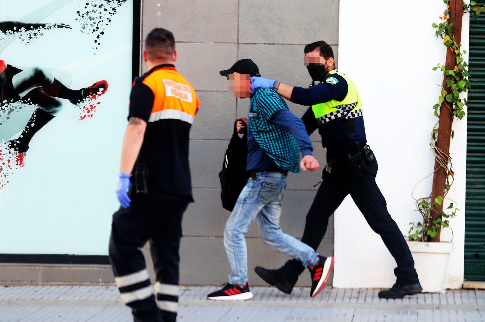 Imágenes de la actuación de la Policía Local en un altercado de desorden público en un supermercado