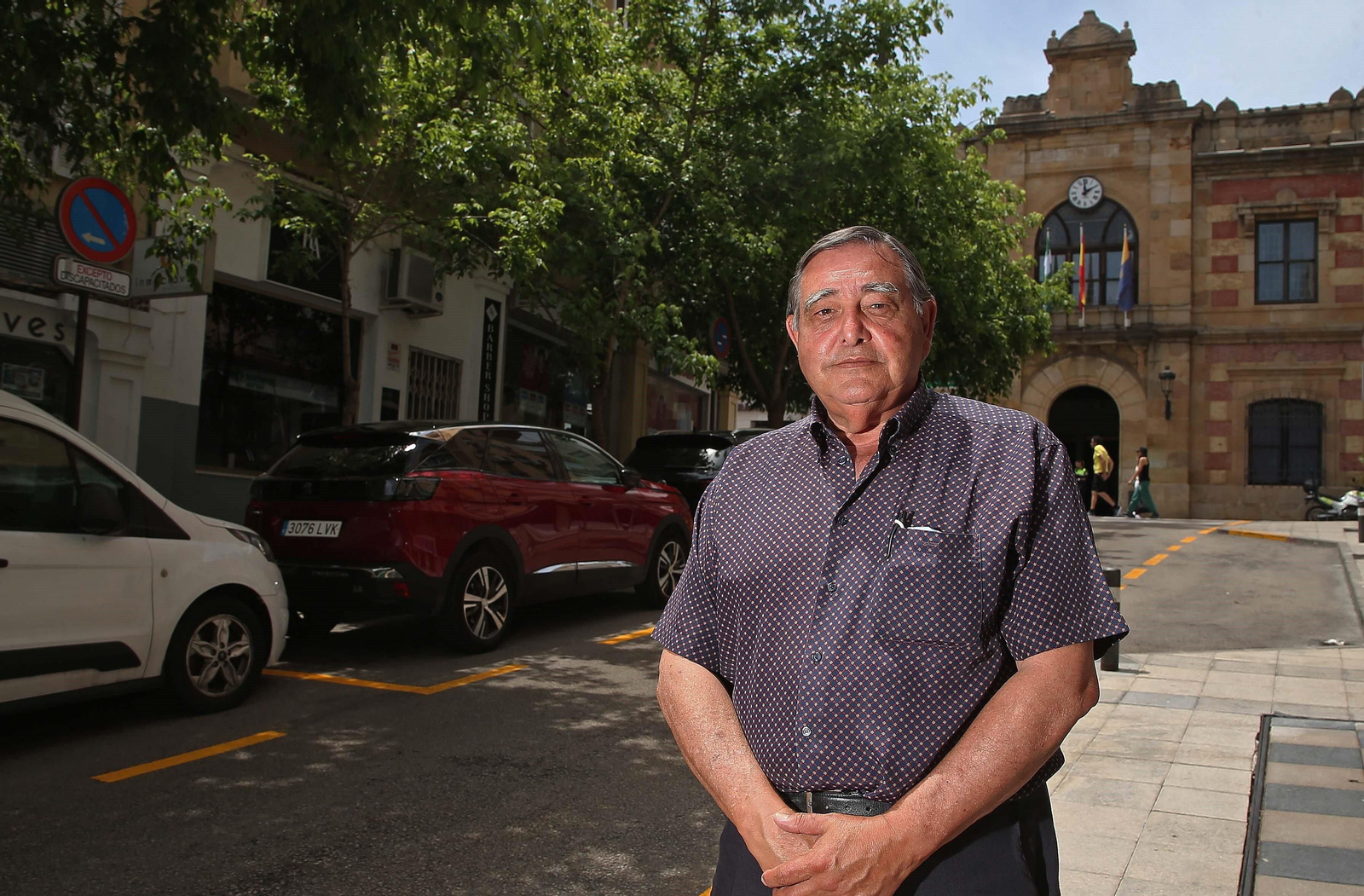 Rafael Fenoy, candidato a la alcaldía de Algeciras por Adelante Andalucía, en la calle Trafalgar.