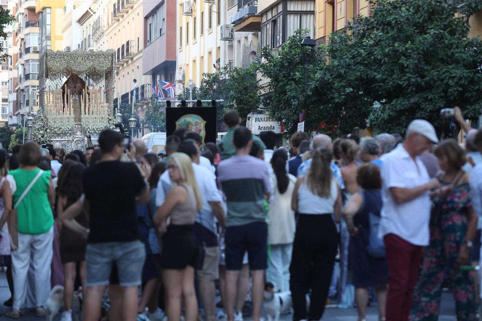 Las fotos de la procesión de Nuestra Señora de la Caridad por el barrio de la Victoria