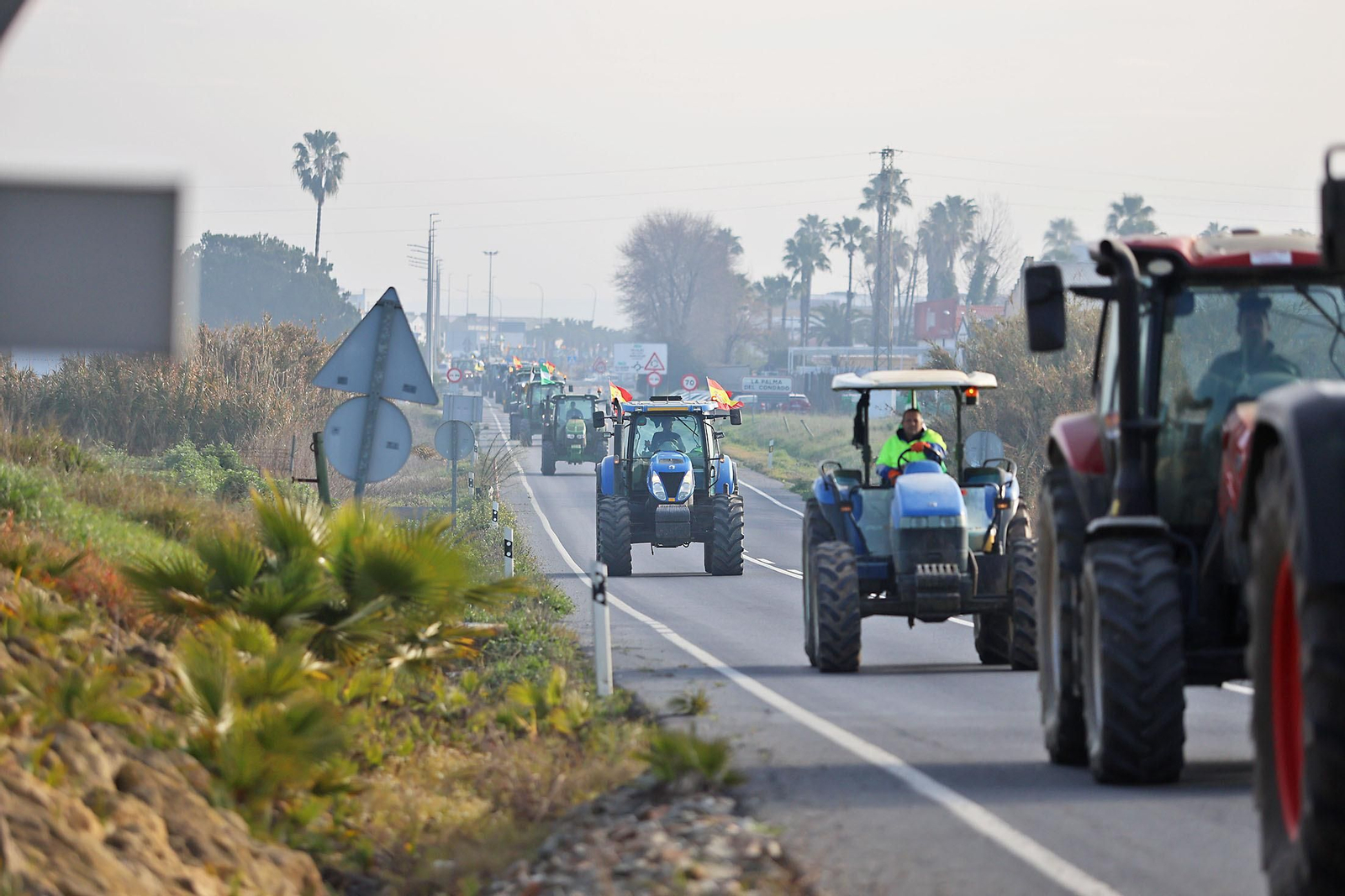Las imágenes de la tractorada de los agricultores de Huelva este martes