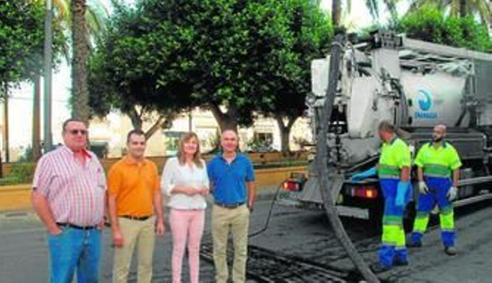 La alcaldesa de Níjar, Esperanza Pérez, acompañada por el concejal David Lozano; el director del servicio de Emanagua, Juan Gálvez; y su capataz, Antonio Blanes.