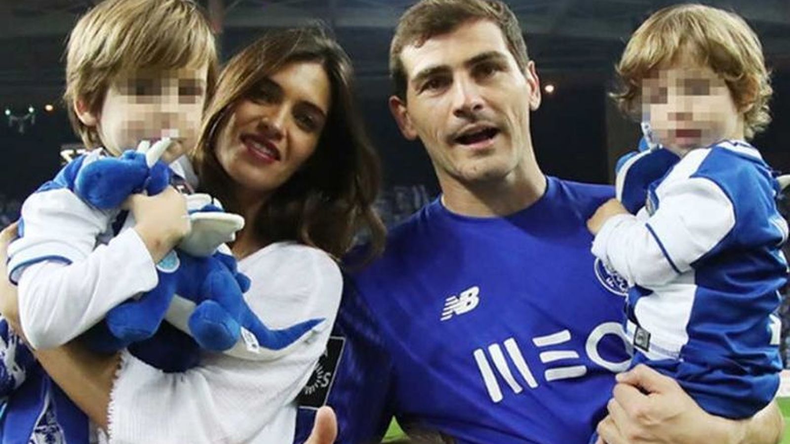 Sara e Iker, con sus hijos en una foto de archivo.