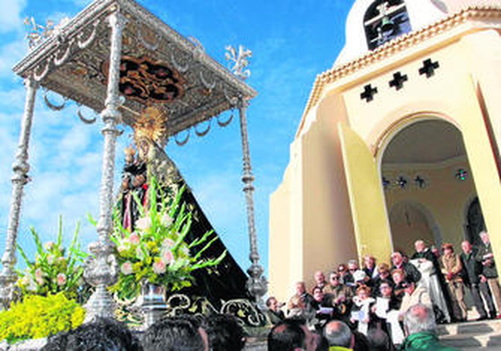 Colocada en su templete y adornada con rosas y gladiolos, la Virgen del Mar fue recibida en la ermita con el canto del himno compuesto en su honor.