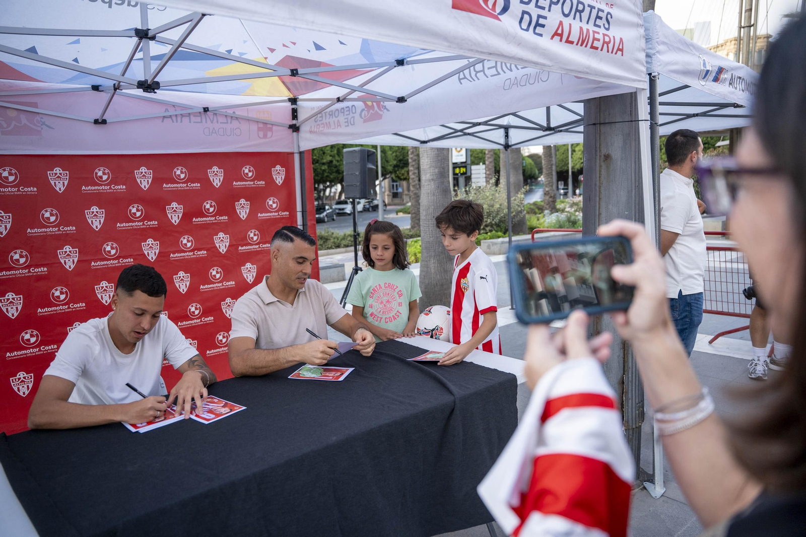 Los jugadores de la UDA Thalys y Andrés firman autógrafos