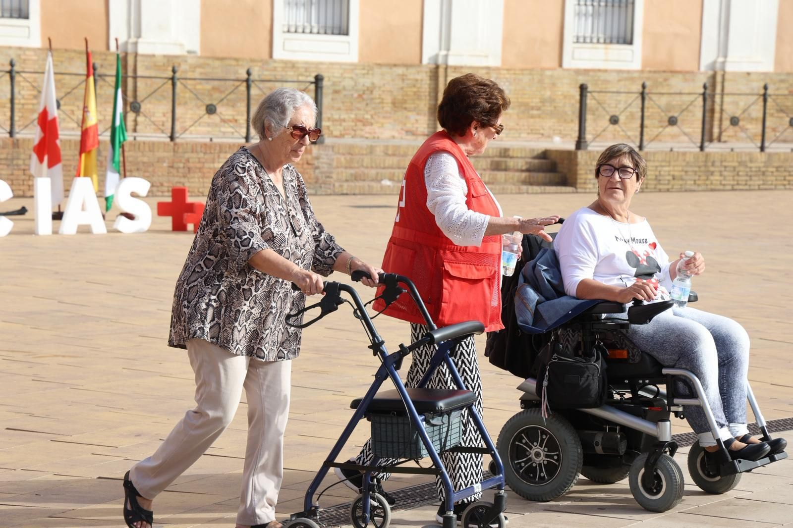 Una voluntaria de Cruz Roja acompañando a dos mujeres en la Plaza de La Merced. Una voluntaria de Cruz Roja acompañando a dos mujeres en la Plaza de La Merced.