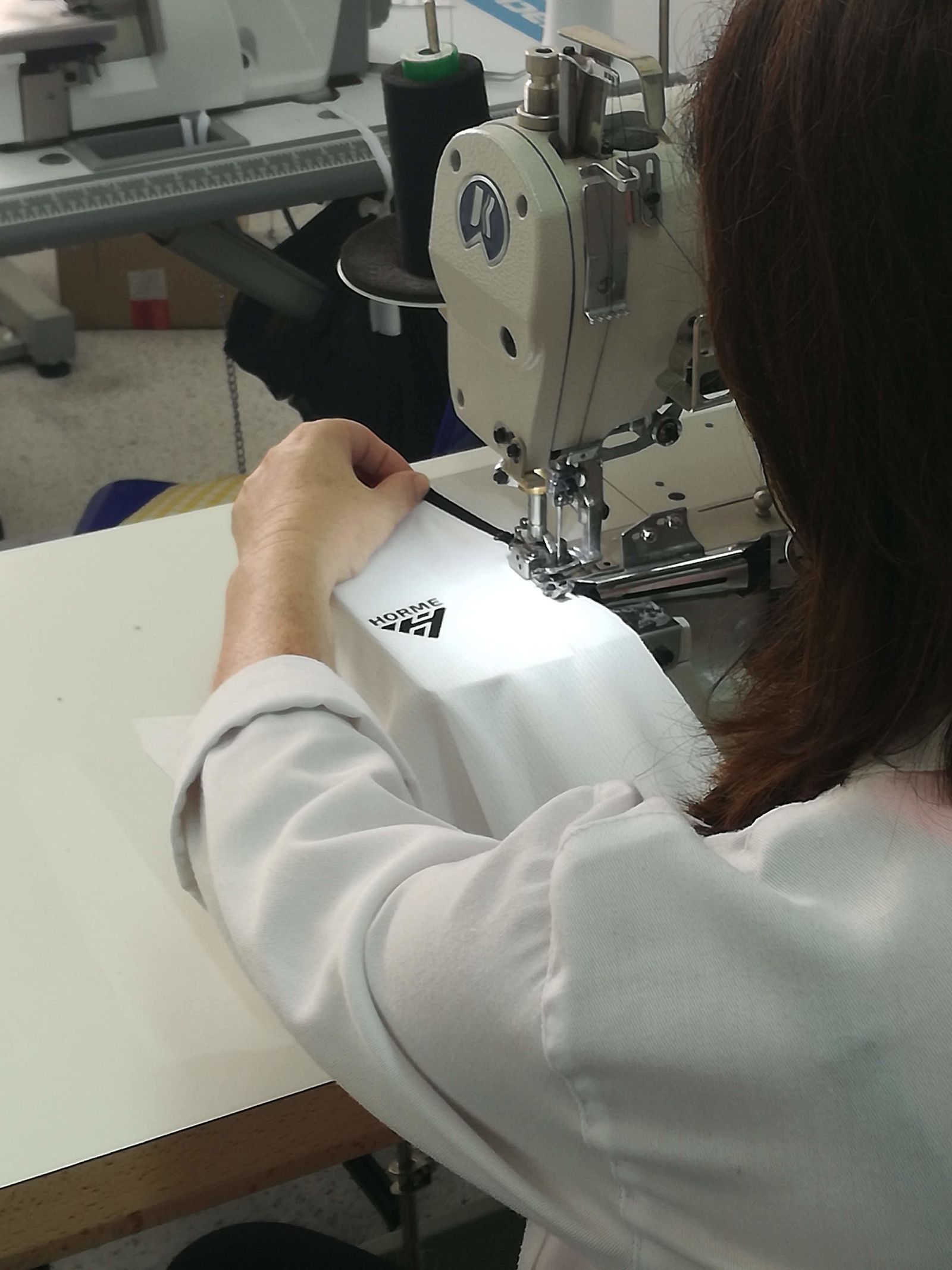 Una instantánea durante el proceso de confección, se aprecia el logo de la marca Horme, que también da nombre al taller.