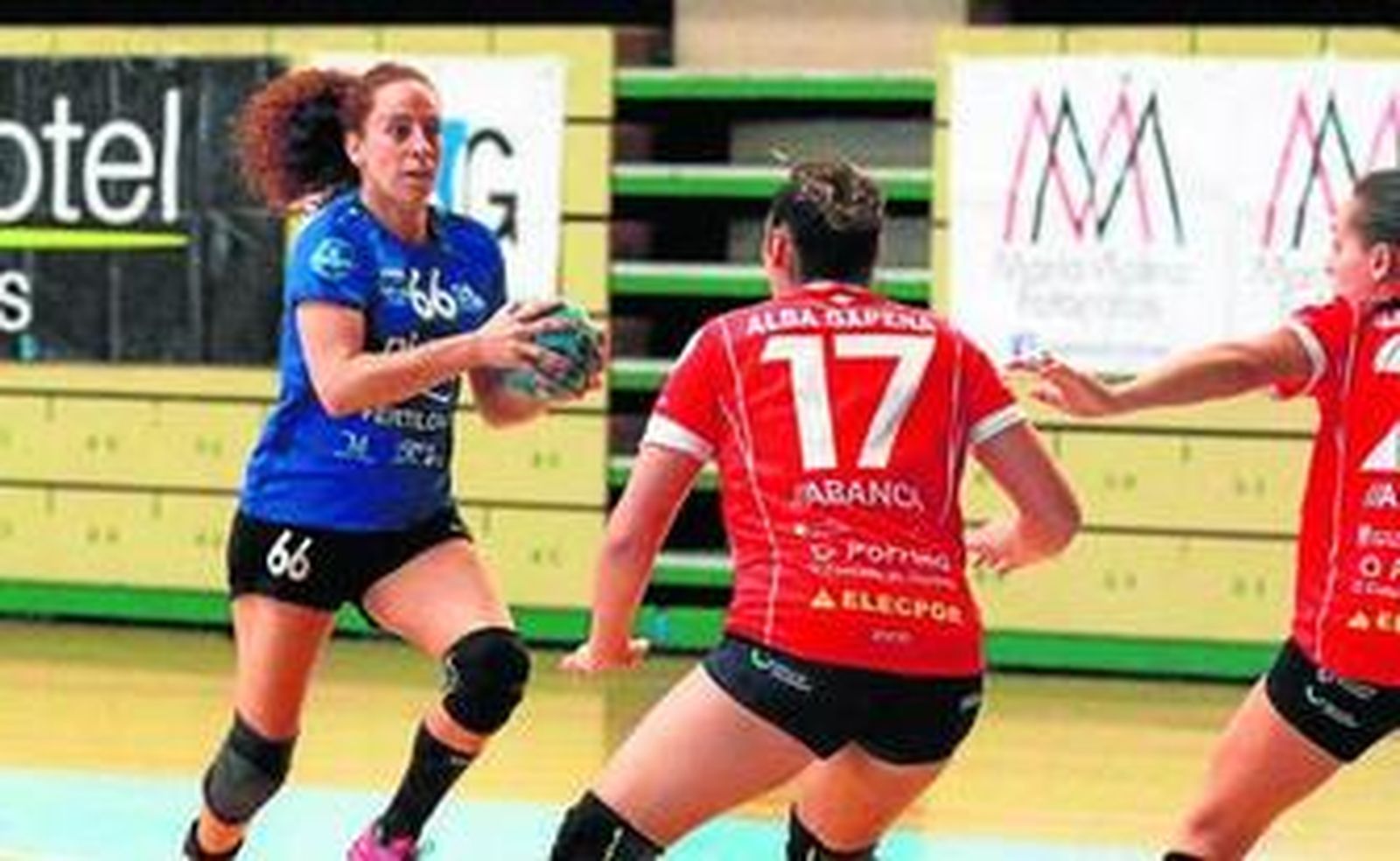 Nuria Benzal encara a la defensa del Zuazo.