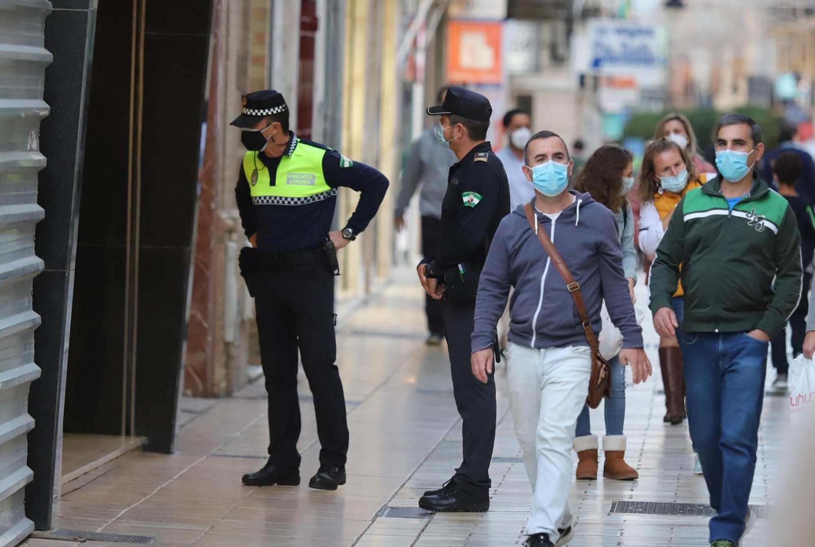 Imágenes del cierre de comercios bares y terrazas a causa de las nuevas restricciones por la Covid en Huelva