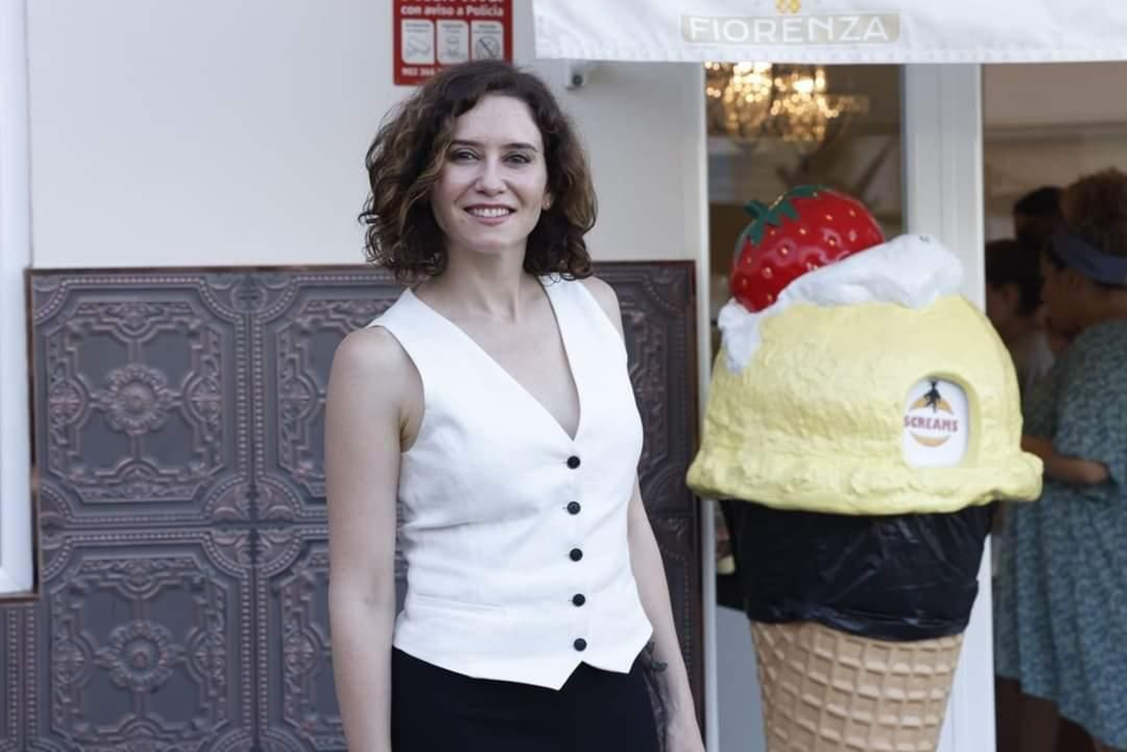 Ayuso posa frente a la heladería La Fiorenza durante su visita a Algeciras.