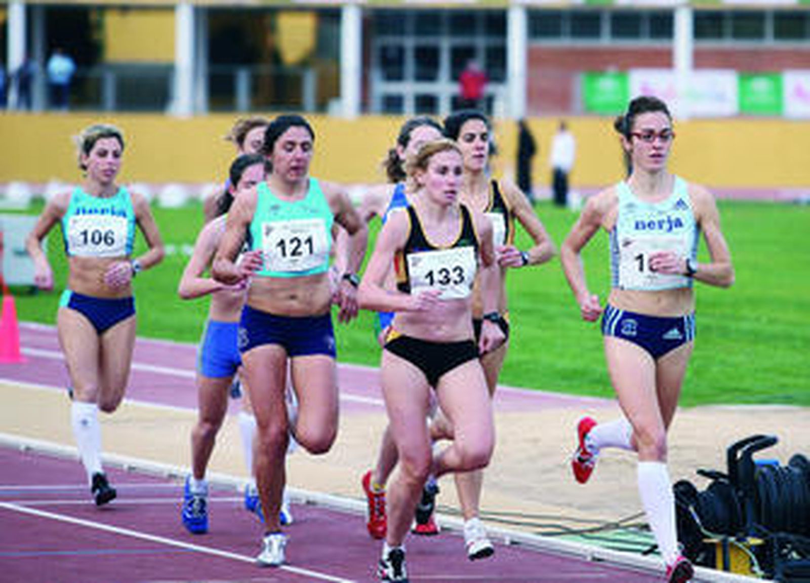 Algunas atletas participan en una carrera en las instalaciones de Carranque.