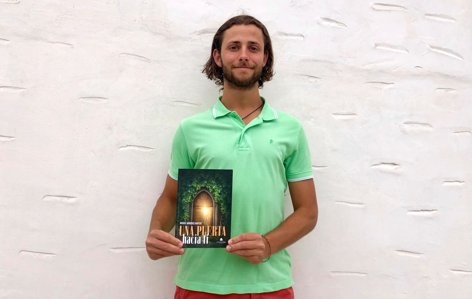 Miguel Márquez posa con su primer libro 'Una puerta hacia ti'.