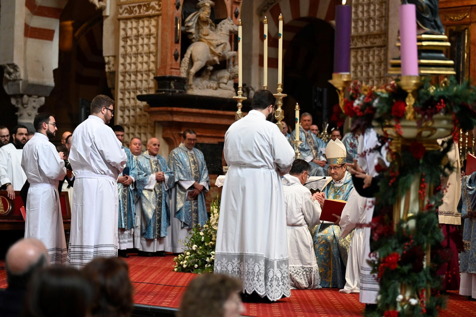 La ordenación de cinco nuevos diáconos en la Catedral de Córdoba, en imágenes