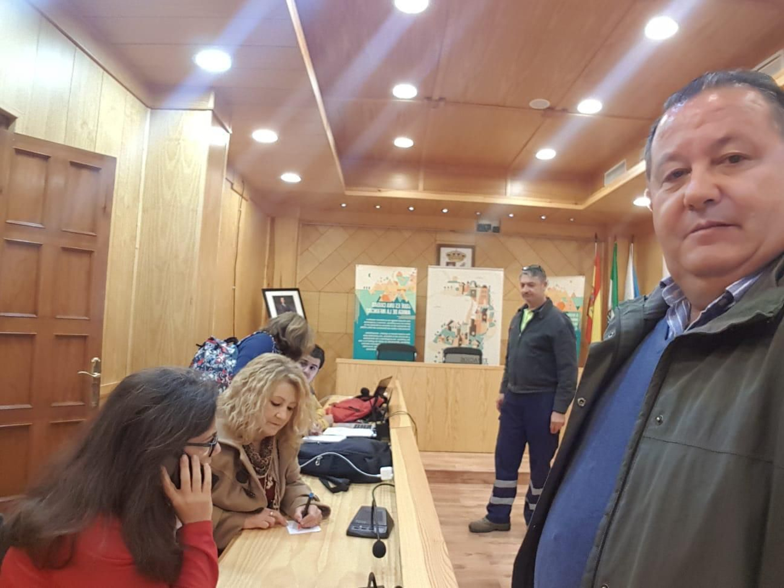 El alcalde de La Roda, Fidel Romero (IU), y otros miembros de su equipo, encerrados en el Ayuntamiento de La Roda.