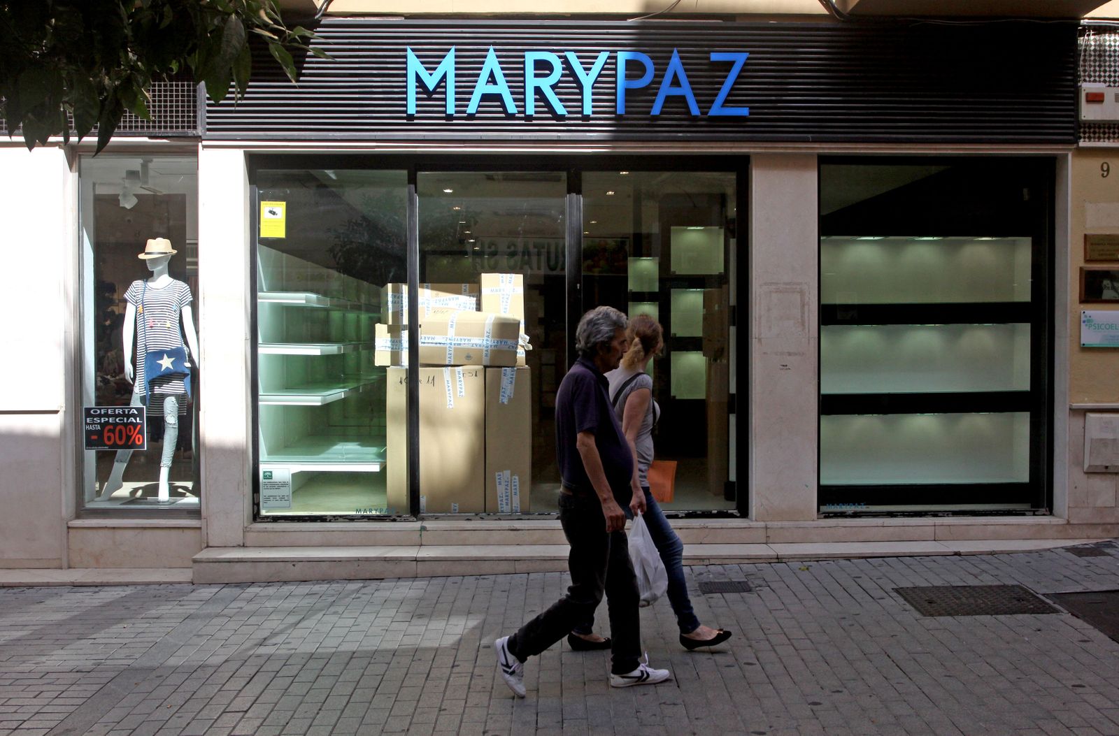 Una tienda de la cadena Marypaz cerrada en Huelva.