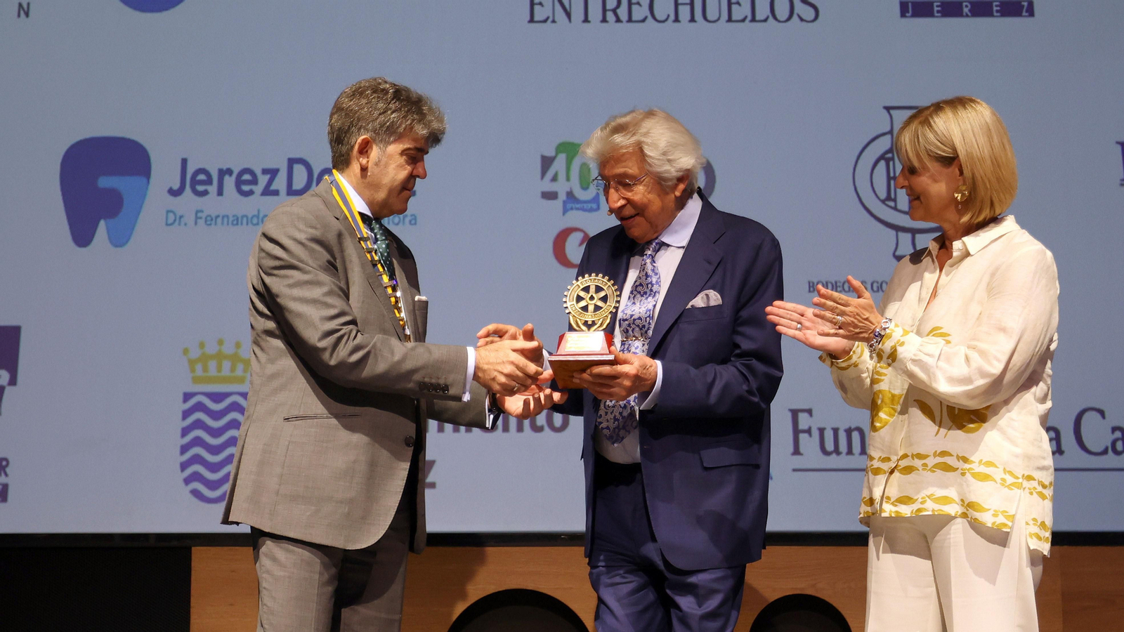 Juan Muñoz, presidente de Rotary Club Jerez, entregando a Manuel Alejandro el premio en presencia de la alcaldesa.