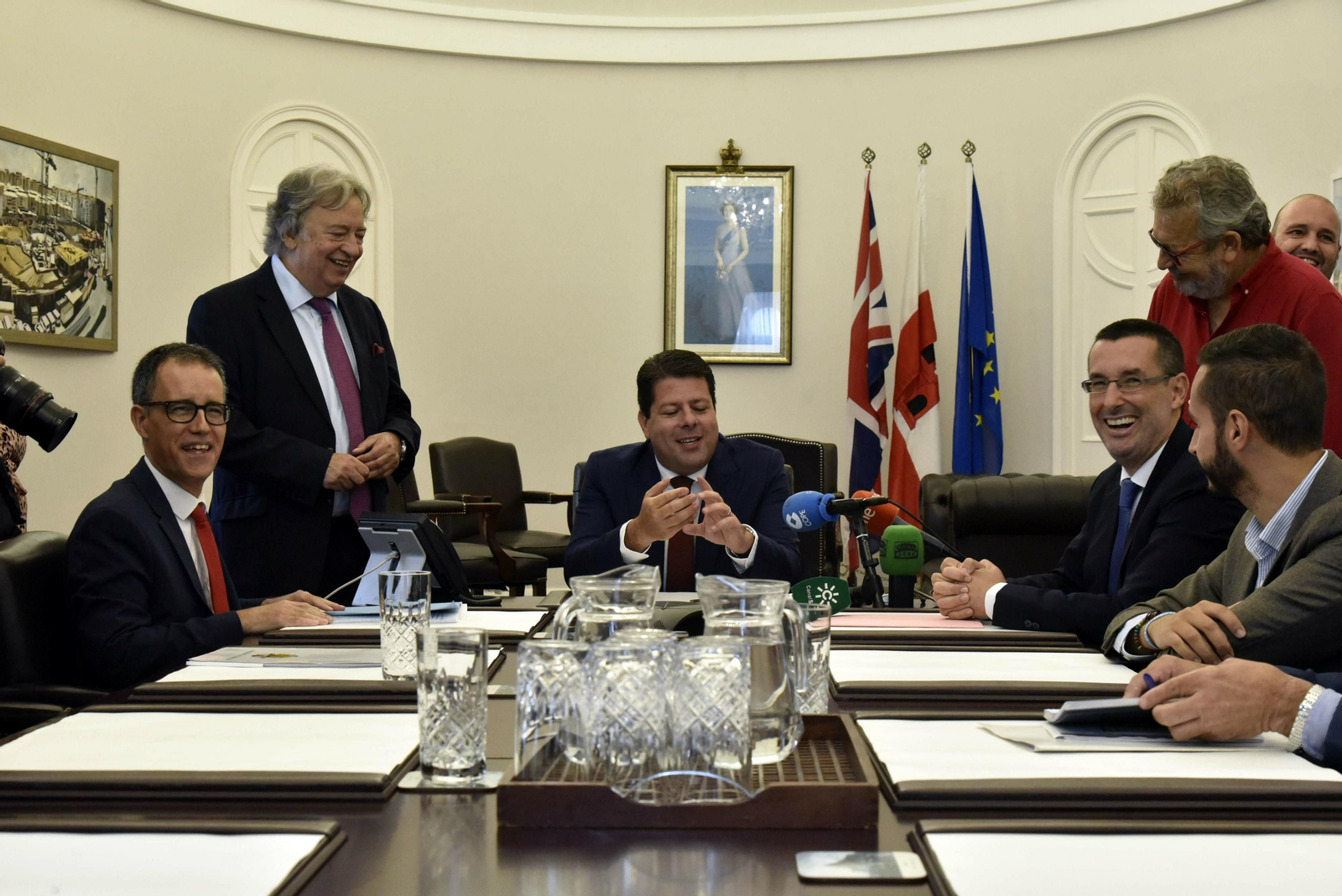 El ministro principal, Fabián Picardo, y el viceministro, Joseph Garcia, en una reunión con el alcalde y concejales de La Línea.