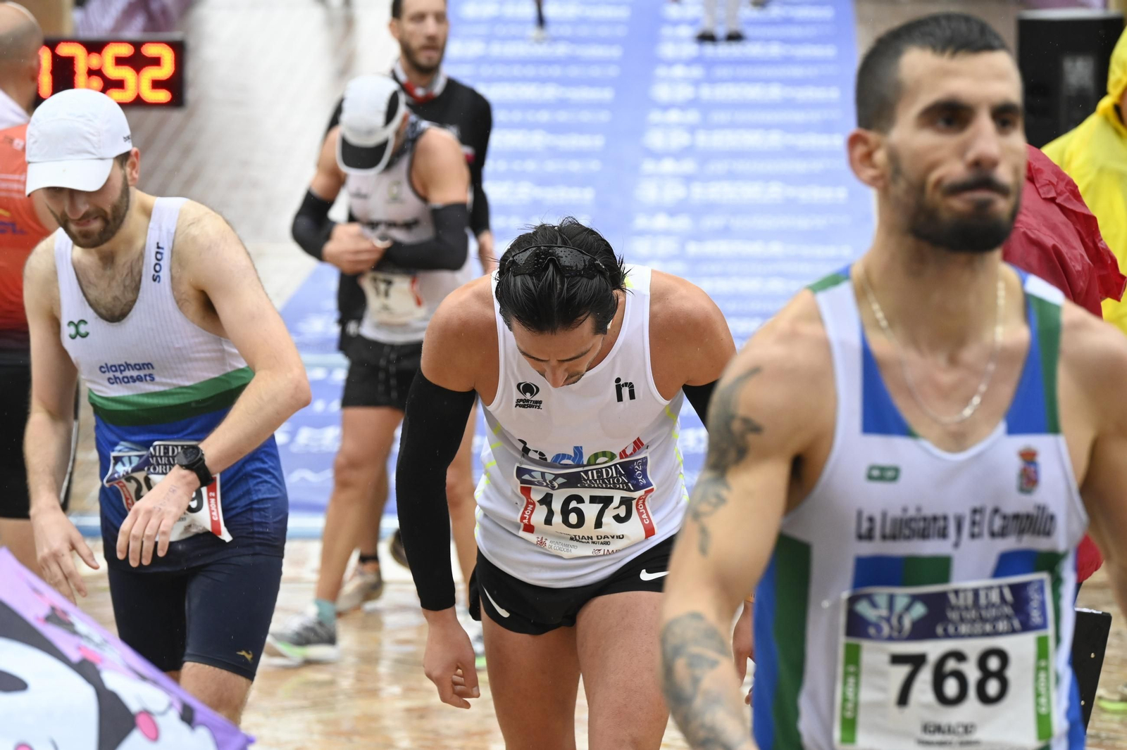 Emoción en la Puerta del Puente: las fotos de la línea de meta en la Media Maratón de Córdoba 2025