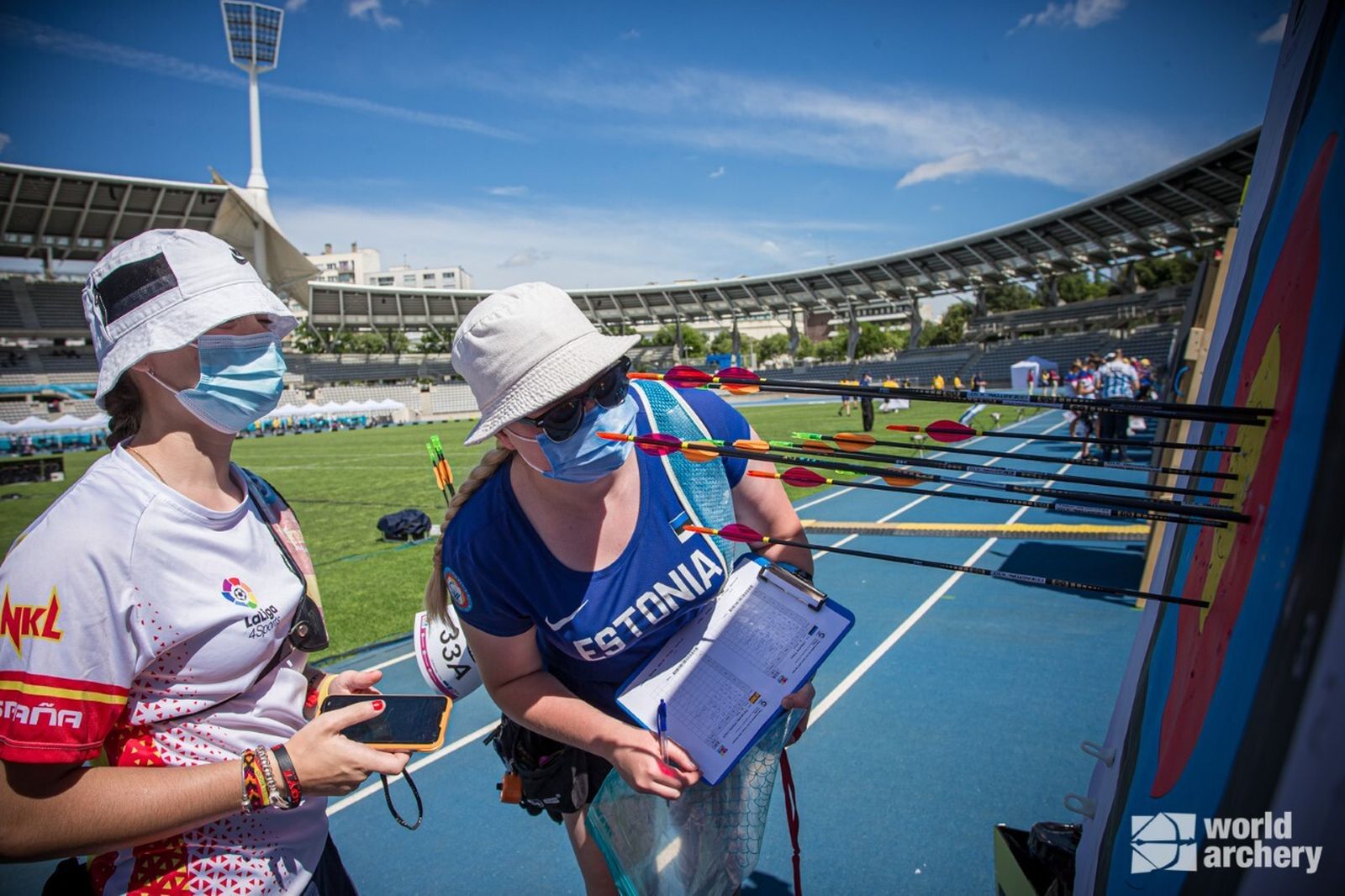 Leyre Fernández anota la puntuación de una tirada durante el Preolímpico de París.