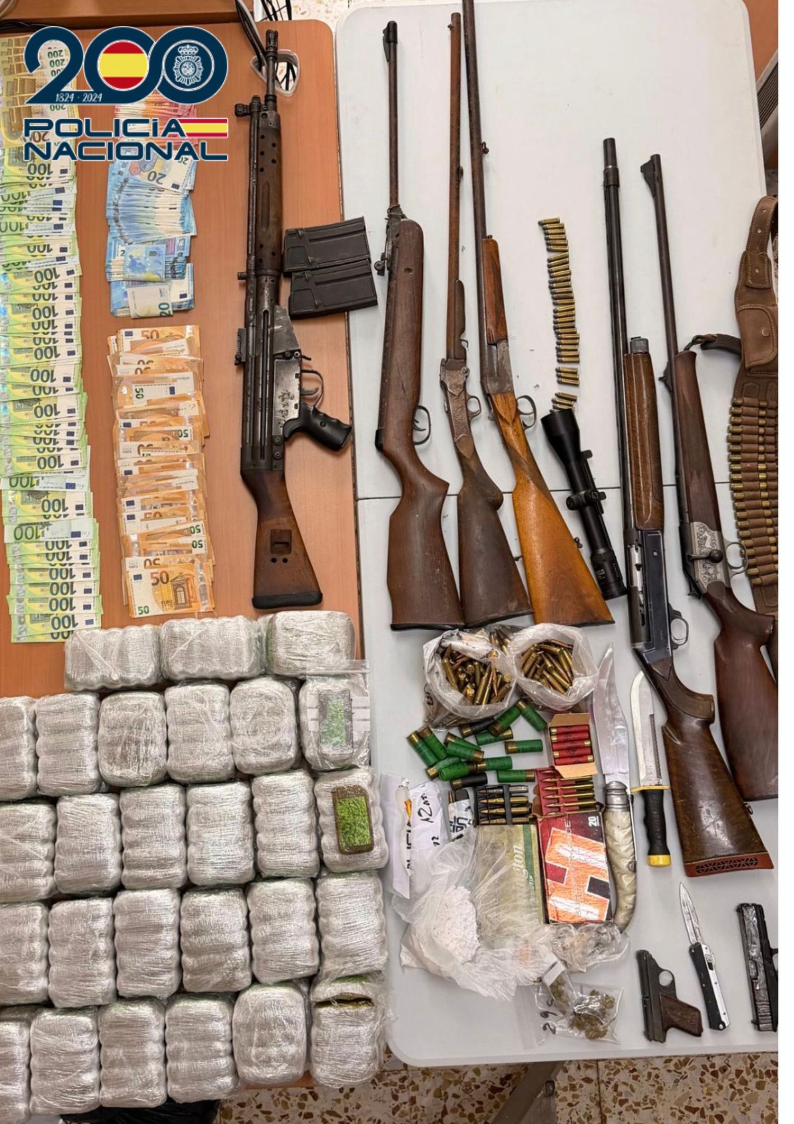 Dinero y armas intervenidas.