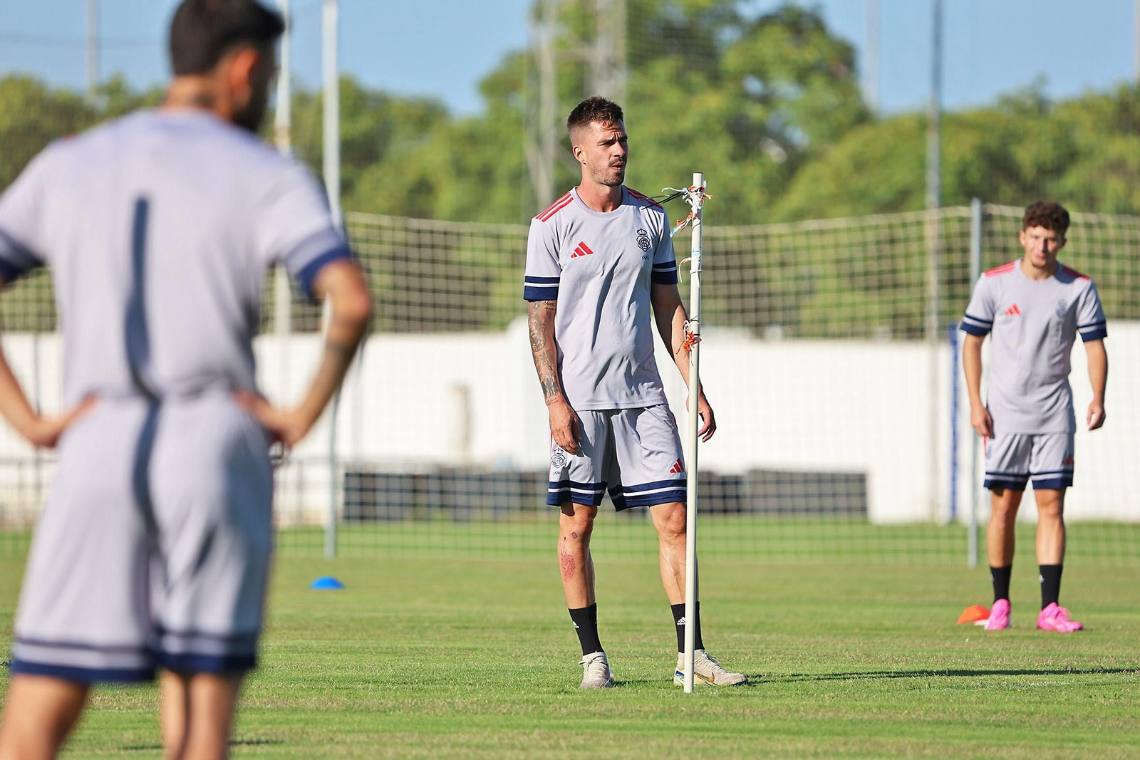 José Carlos observa atentamente en un entrenamiento.