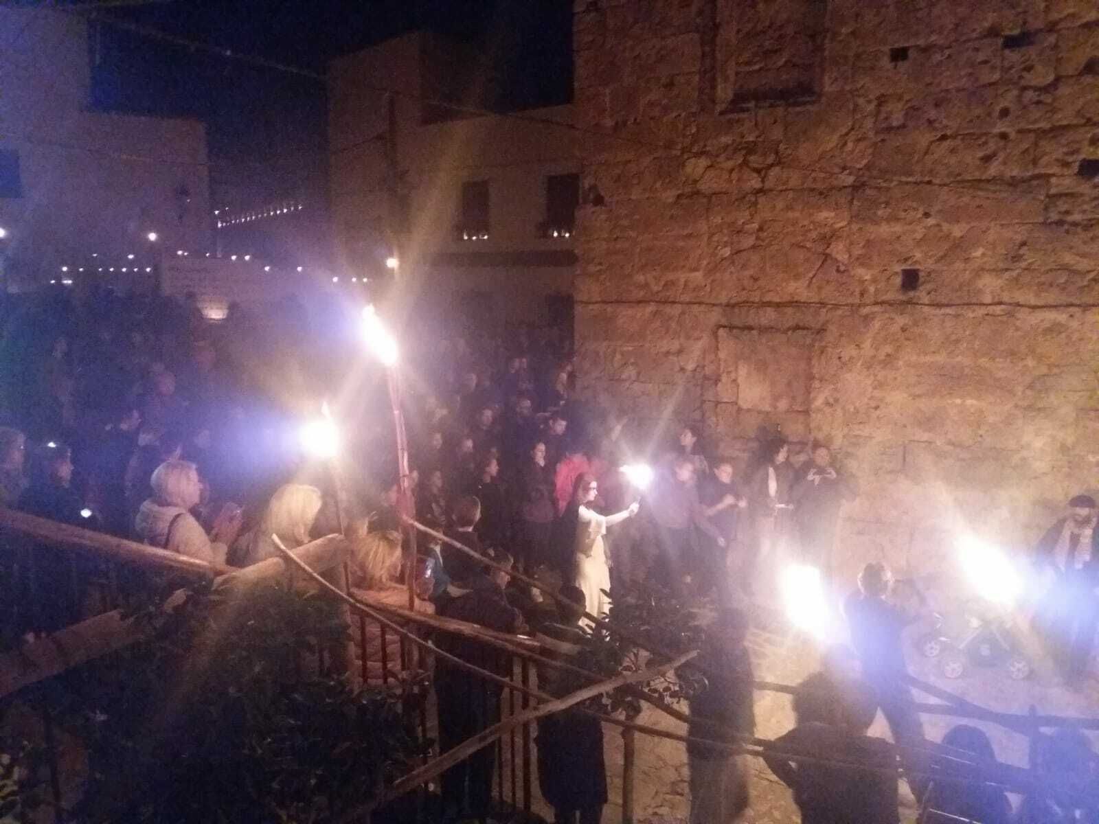 El pueblo se iluminó solo con las luces de los candiles.