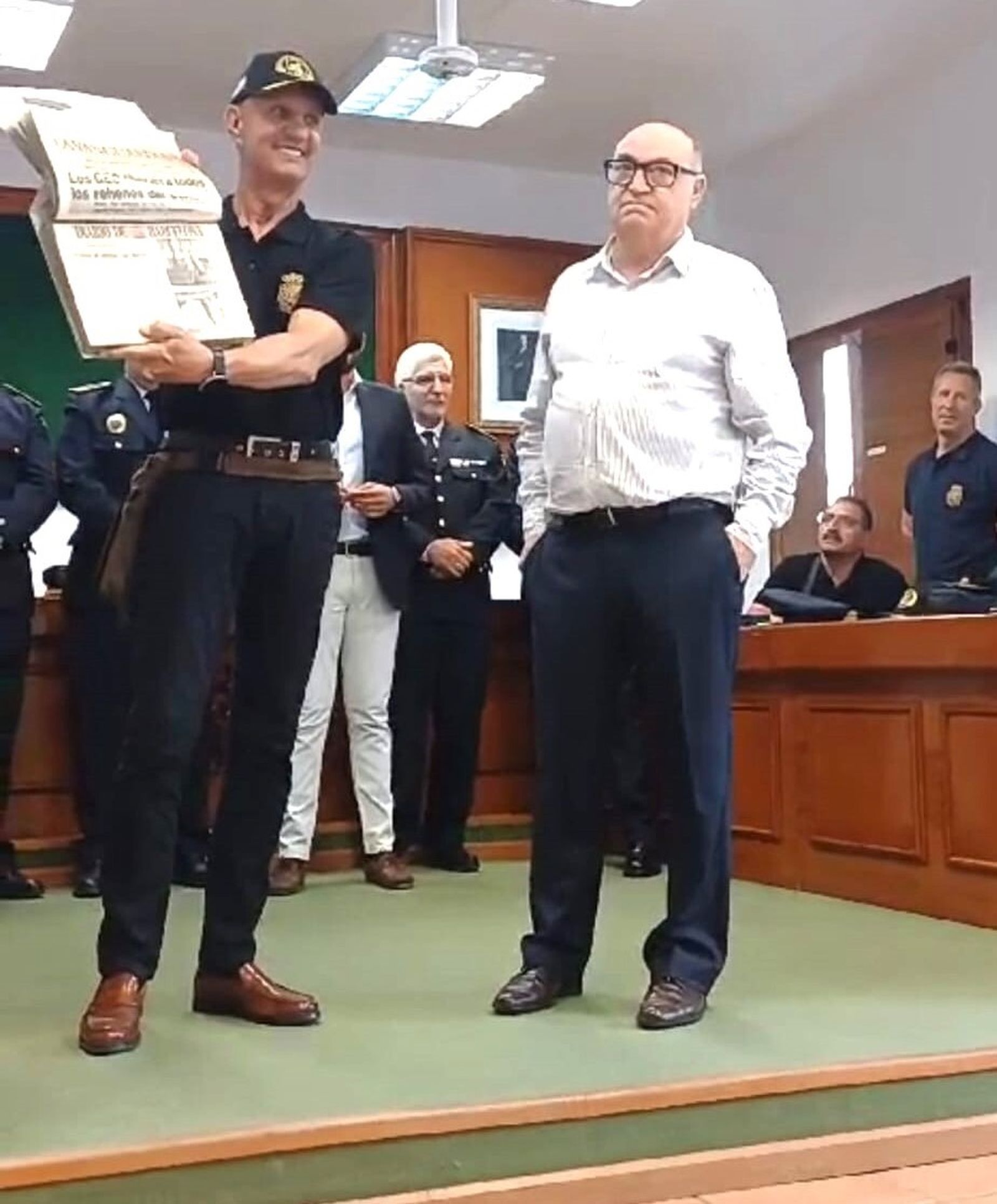 Arturo Hidalgo muestra recortes de prensa del Asalto en presencia de Ángel Valero.