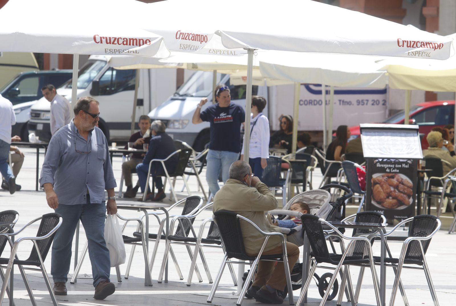 Varias personas en la plaza de la Corredera.