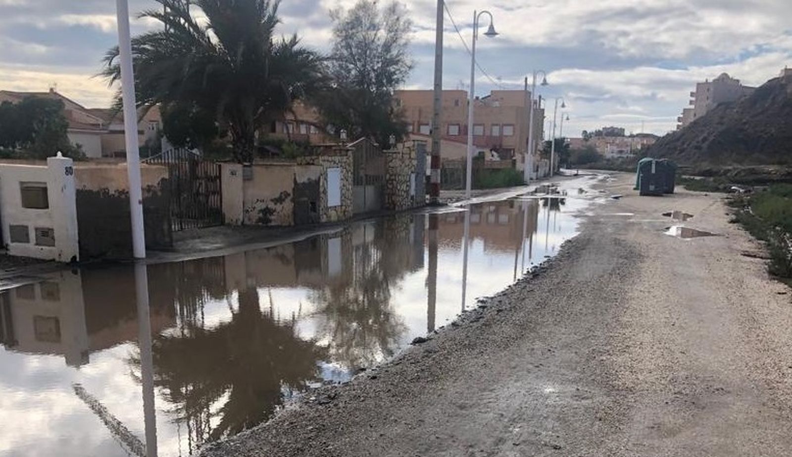 Una de las vías de la pedanía, costera de Cuevas, inundada.